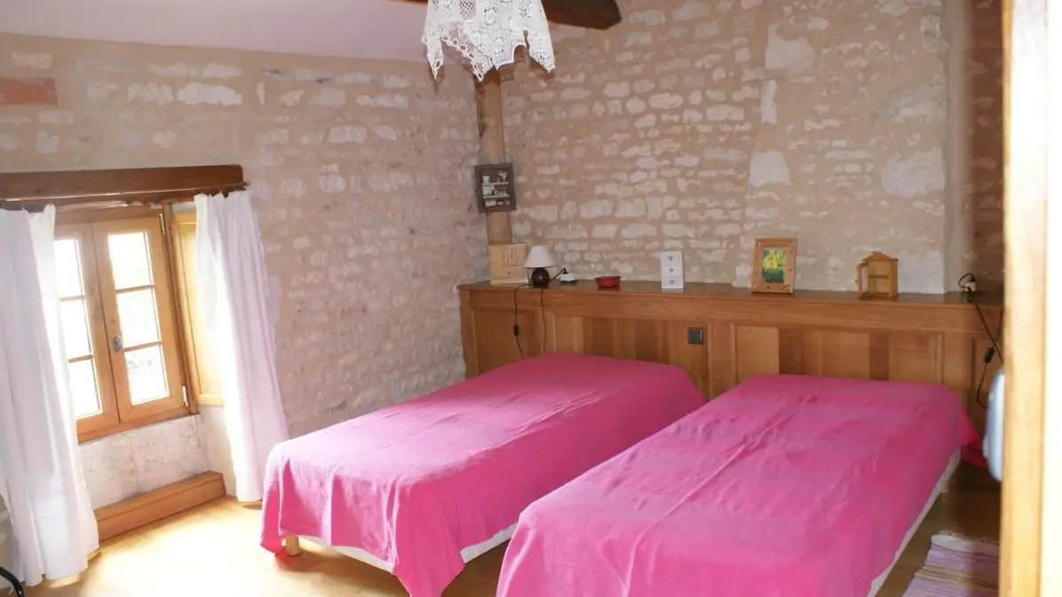 Chambre rose avec 2 lits 90_22