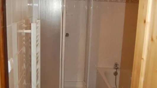 Salle de bain et douche contigue à la chambre rose et  qui peut être utilisée par la chambre jaune grâce à une porte extérieure_24