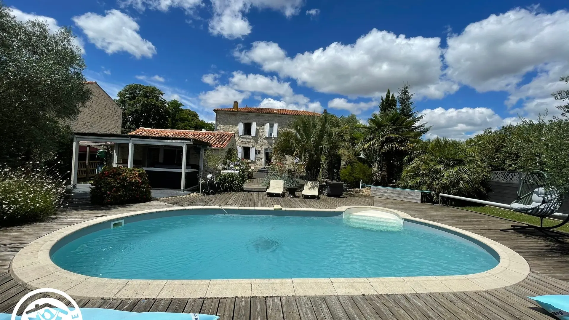 Gîte agréé Gîtes de France dans le PNR Marais Poitevin : Piscine chauffée, jardin et façade_25