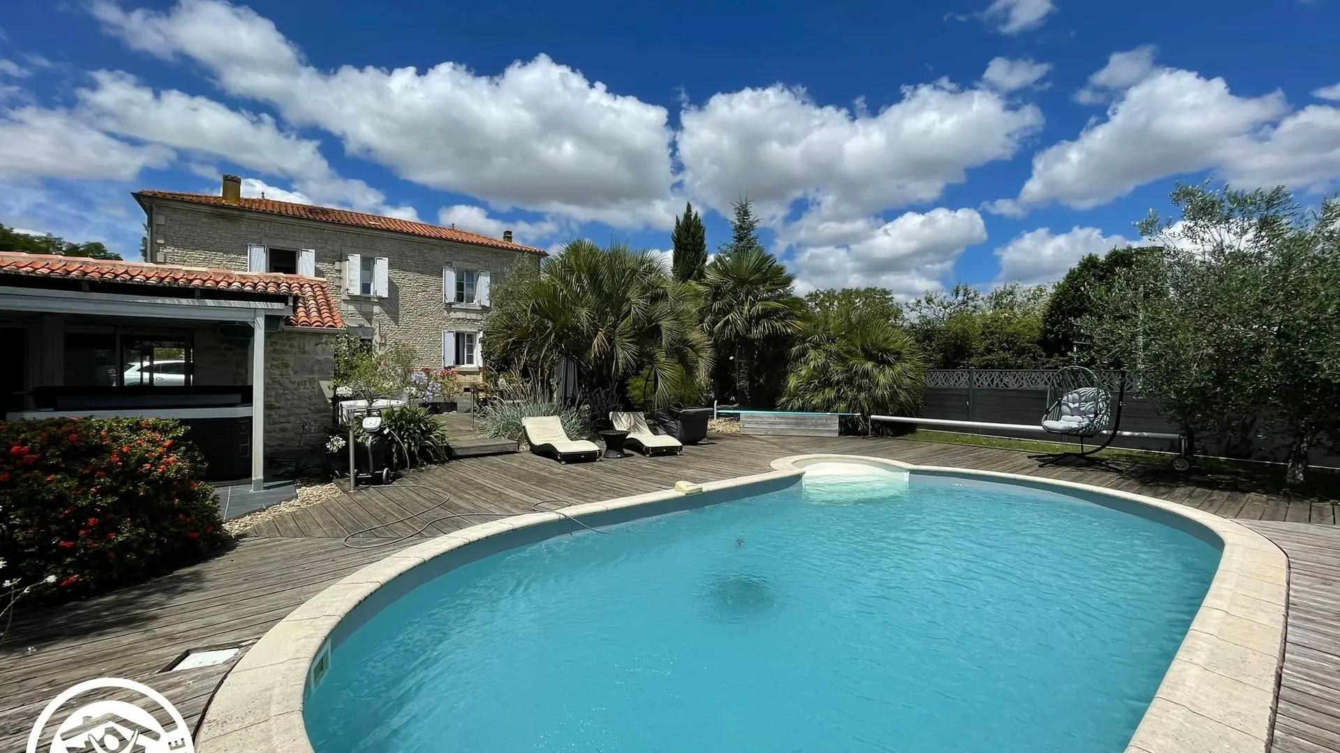 Gîte agréé Gîtes de France dans le PNR Marais Poitevin : Piscine chauffée, jardin et façade_1