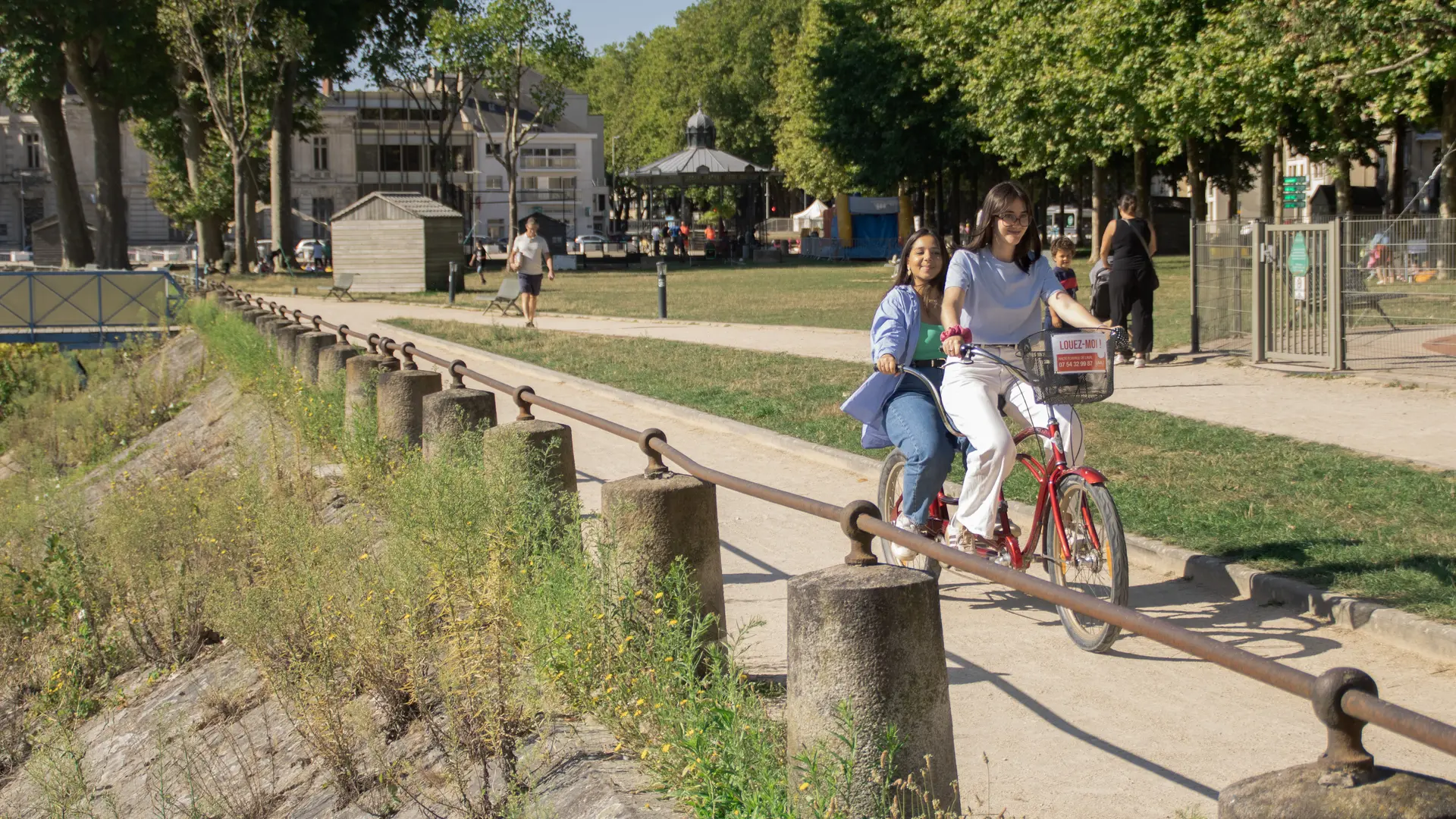 Halte fluviale vélos010