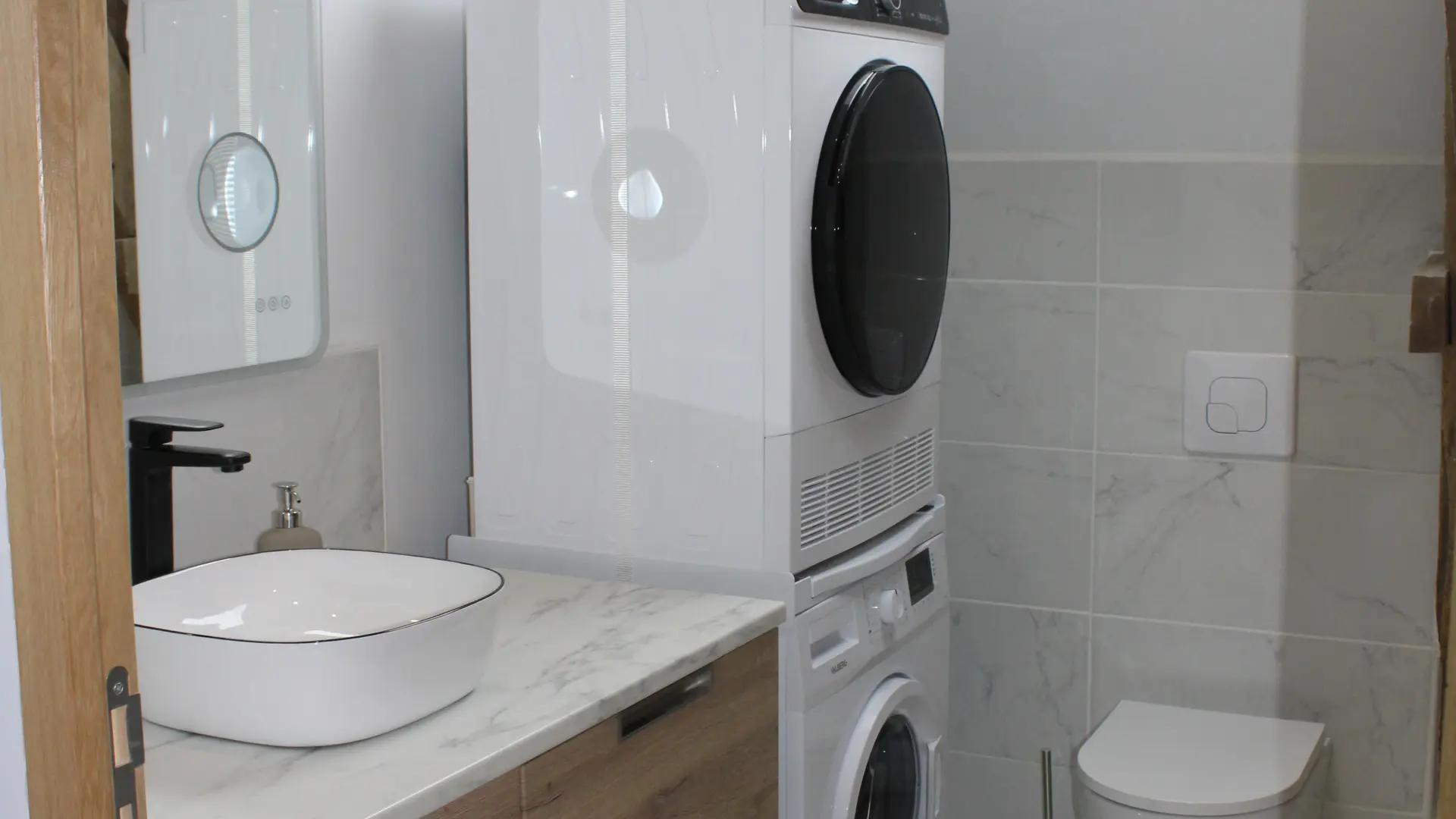 Salle de bain avec Lave-linge, sèche-linge, vasque, WC, Baignoire et Sauna