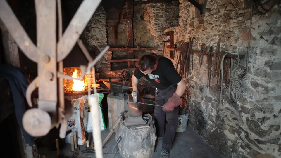 Maréchal ferrant dans la forge