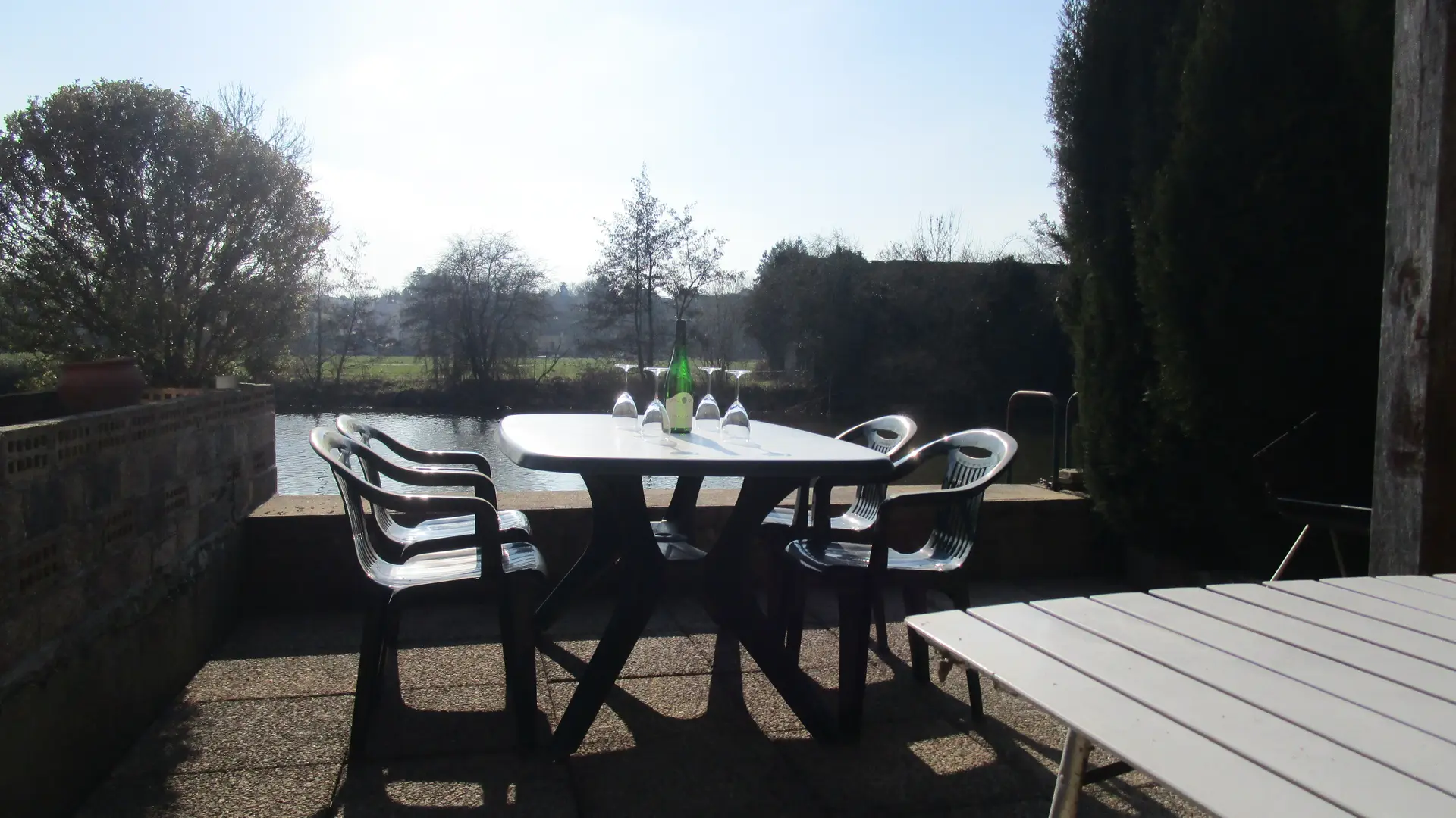 Meublé Le Bourgneuf - Fresnay-sur-Sarthe - jardin en bord de Sarthe