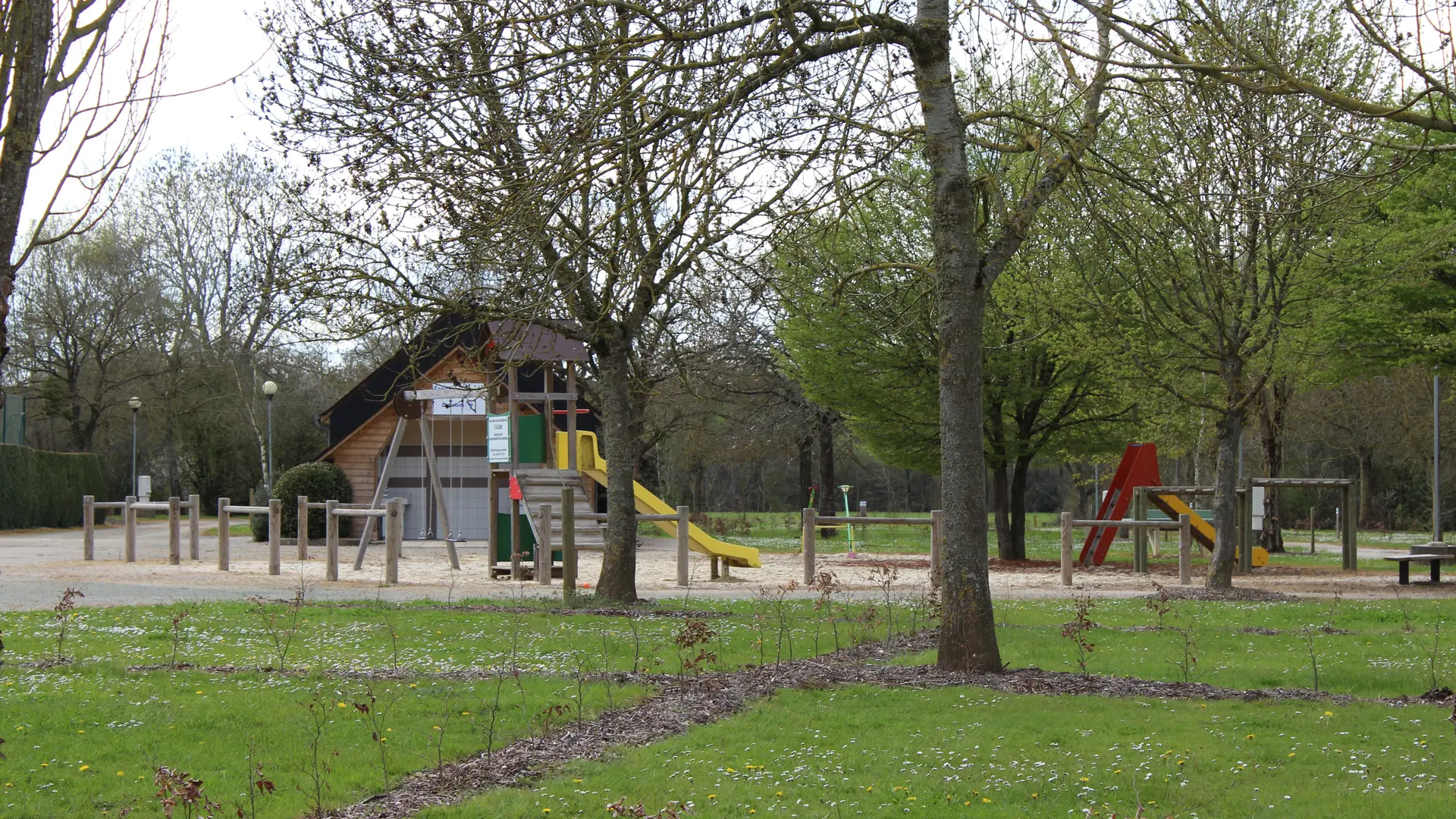 Camping du Sans Souci - Fresnay-sur-Sarthe - emplacements aire de jeux