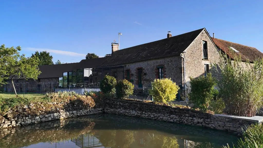 Gîte vu depuis la mare