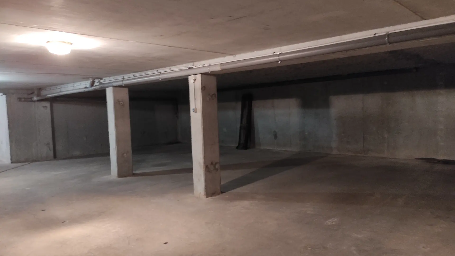 place privée en parking fermé en sous sol de la résidence