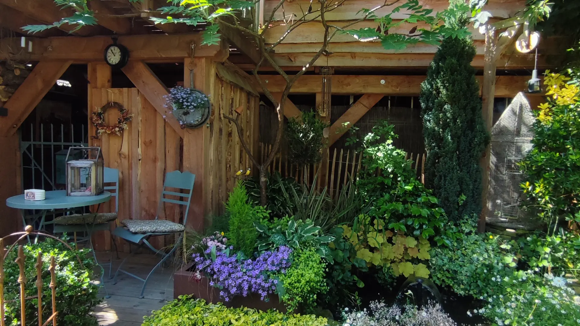 La cabane vue du jardin