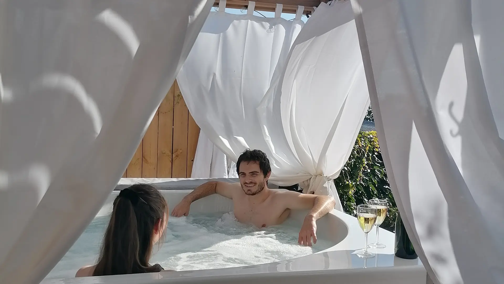 Roulotte Kala et son Spa Jacuzzi