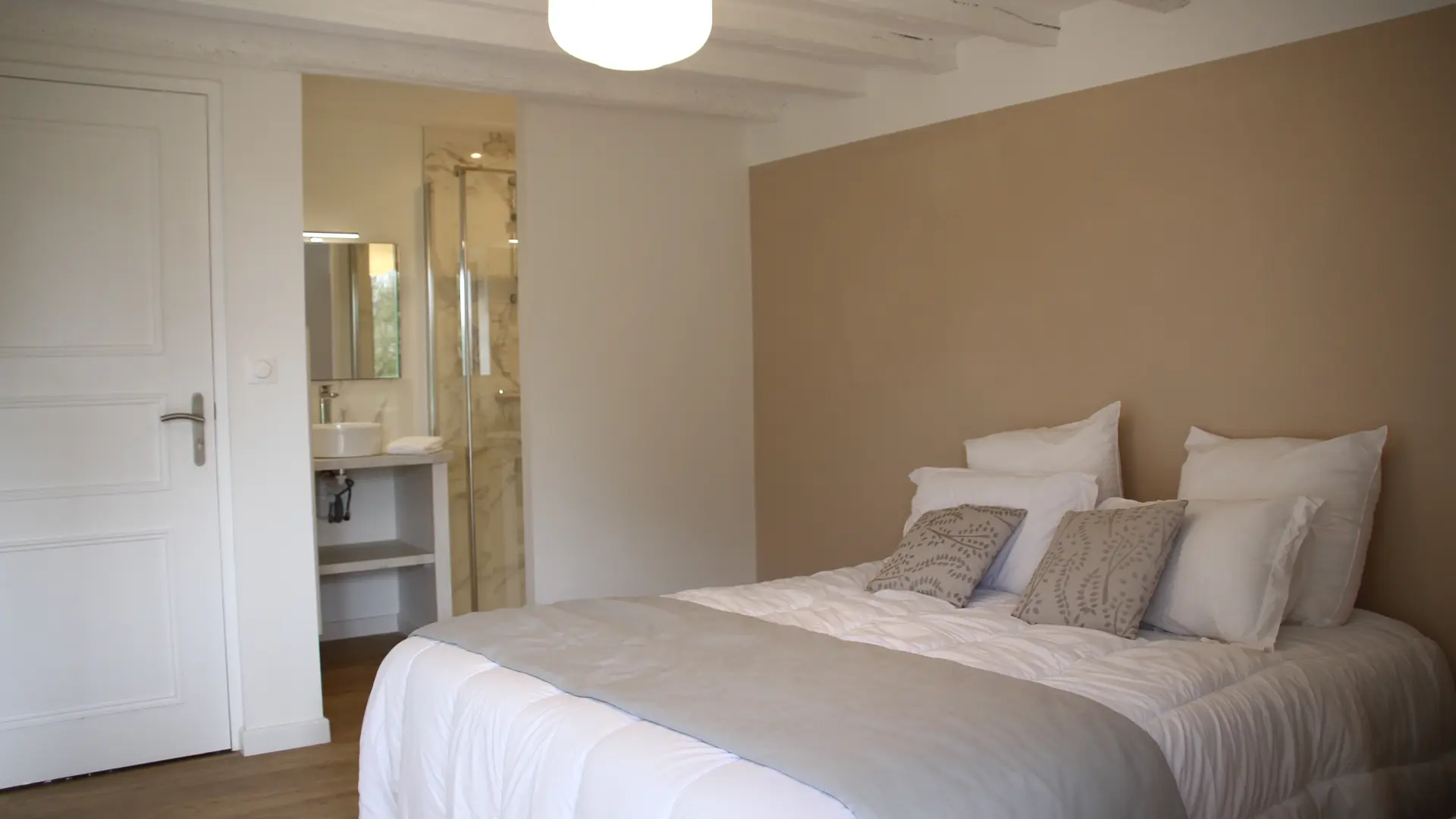 Chambre rose du gîte des Charmes