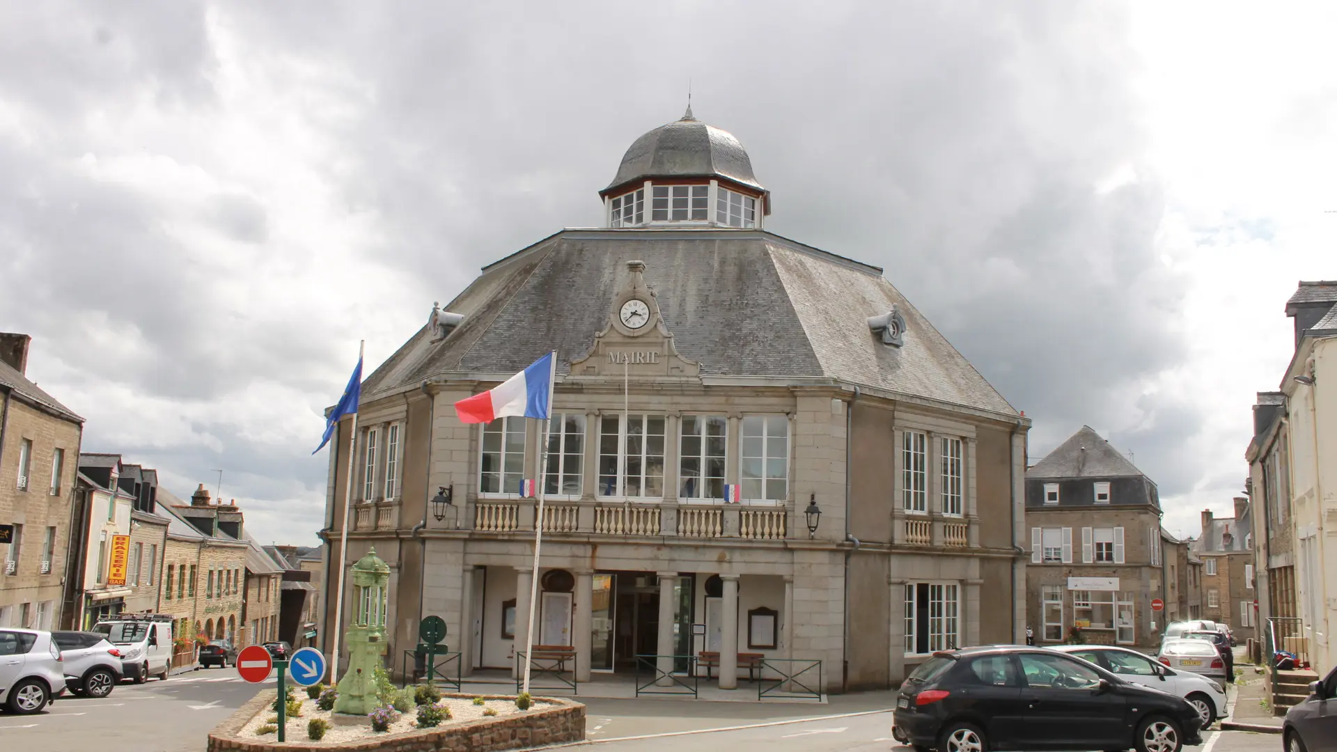 La mairie de Gorron et ses huits façades.