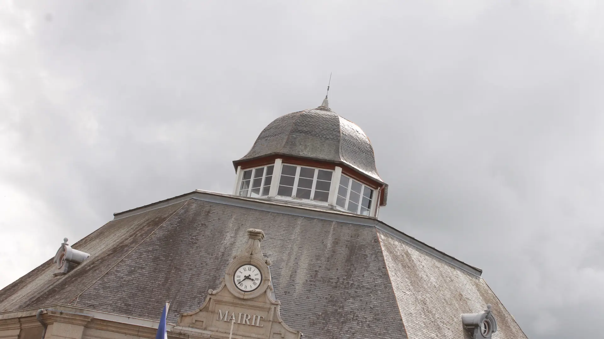 Le dôme et l'horloge de la mairie de Gorron.