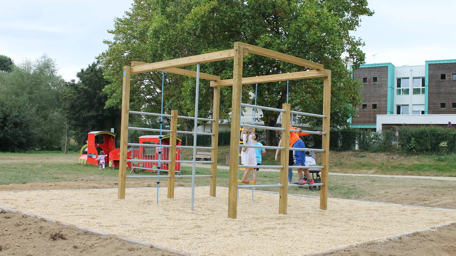 aire de jeux promenade sanit laurent