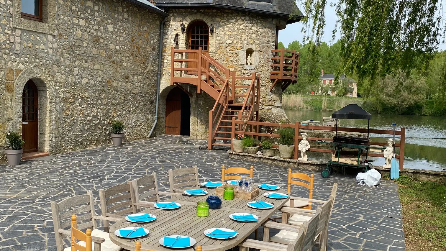 salon de jardin et barbecue