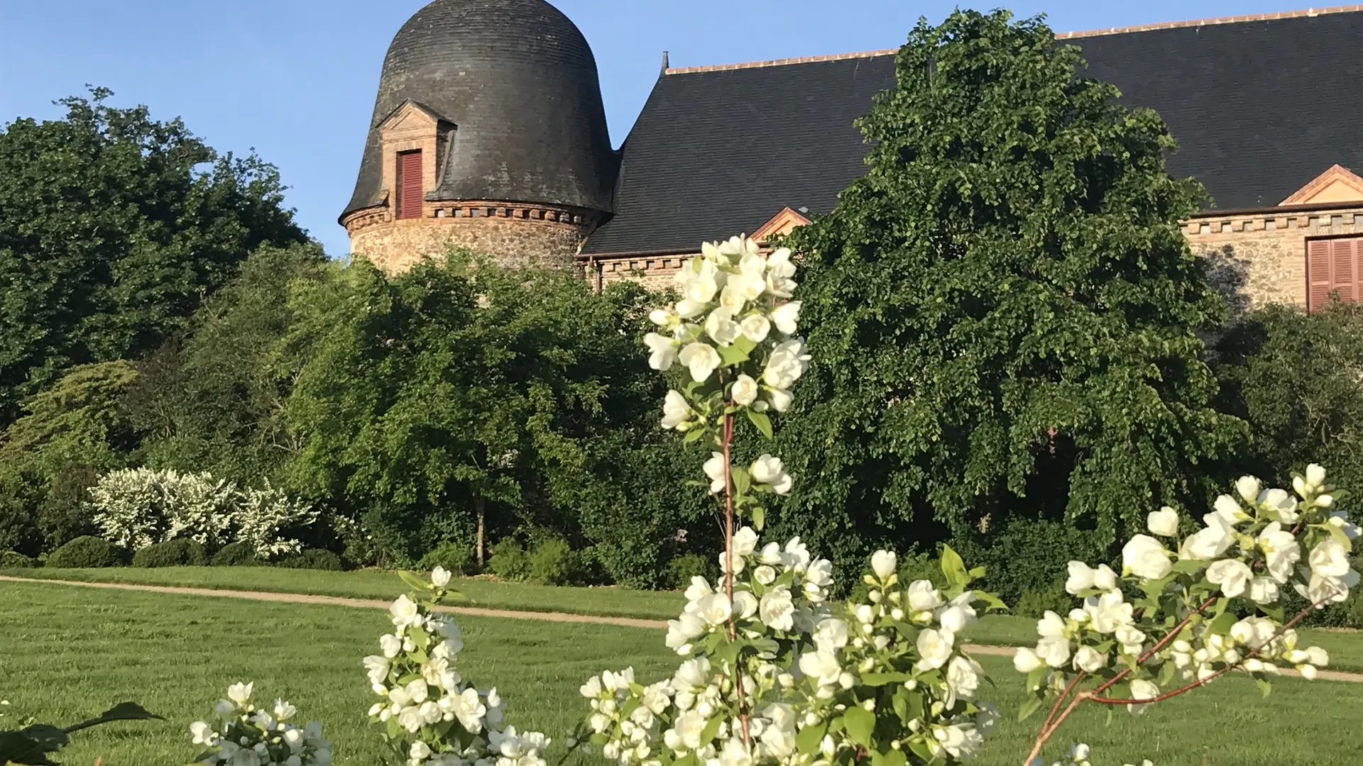 colombier et grand bâtiment des servitudes du château des Arcis