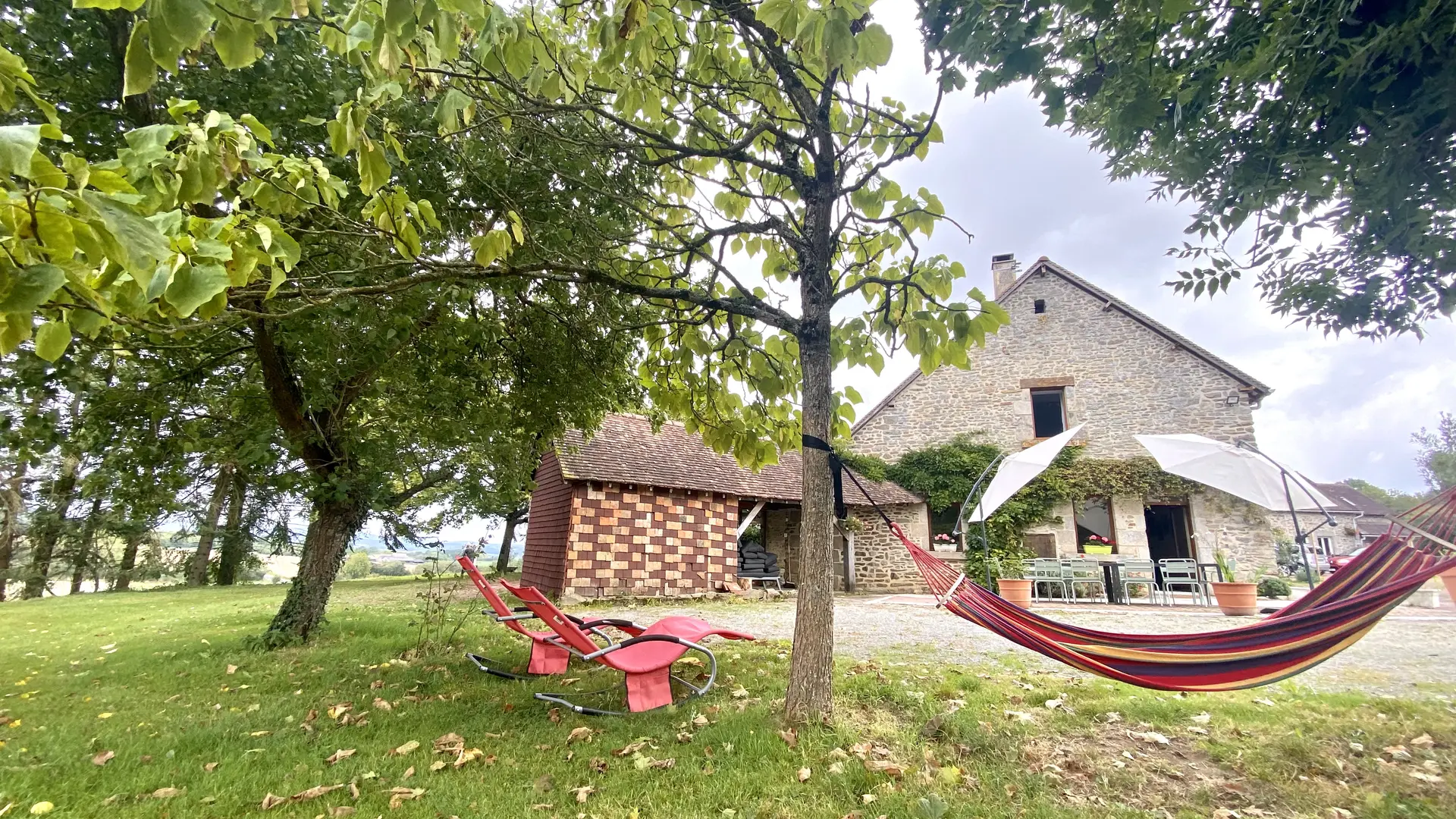 Gîte Le Rocher - Moulins-le-Carbonnel - terrasse sud