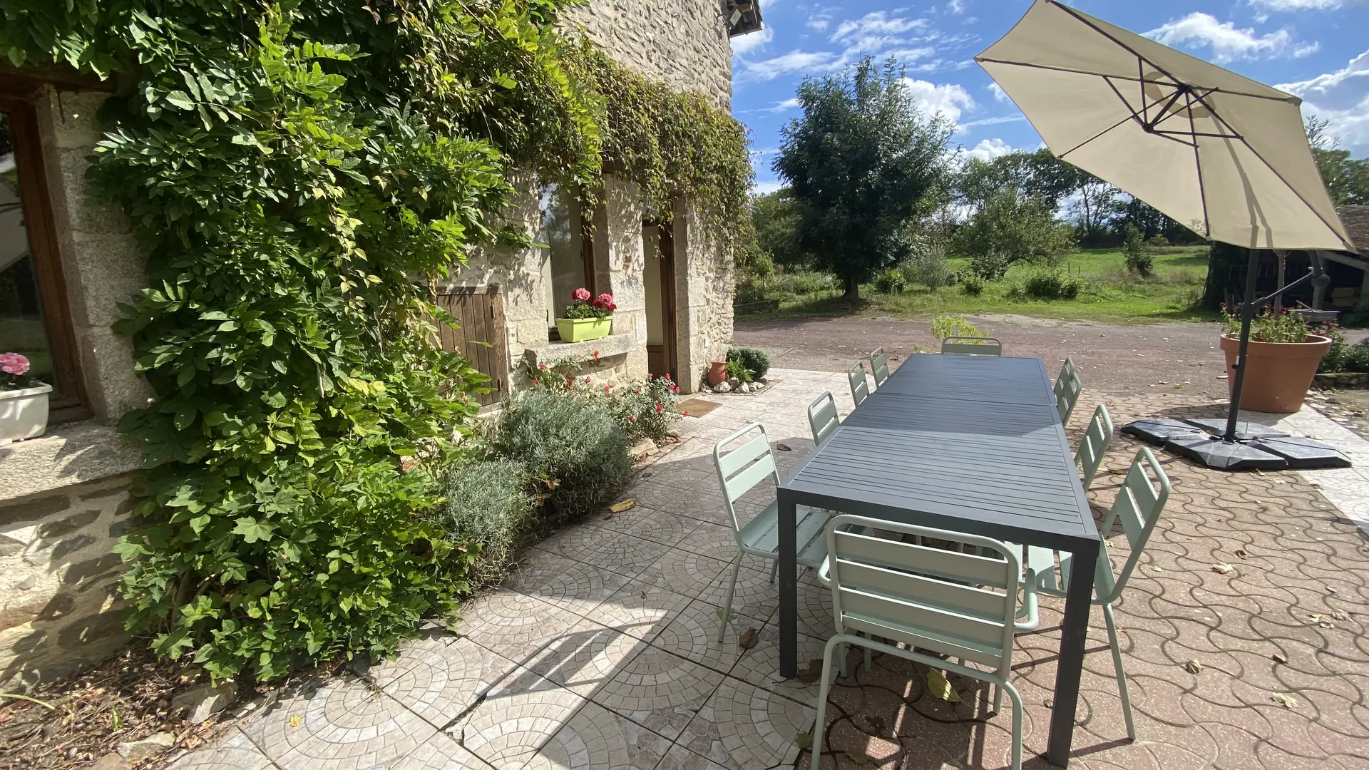 Gîte Le Rocher - Moulins-le-Carbonnel - table de jardin