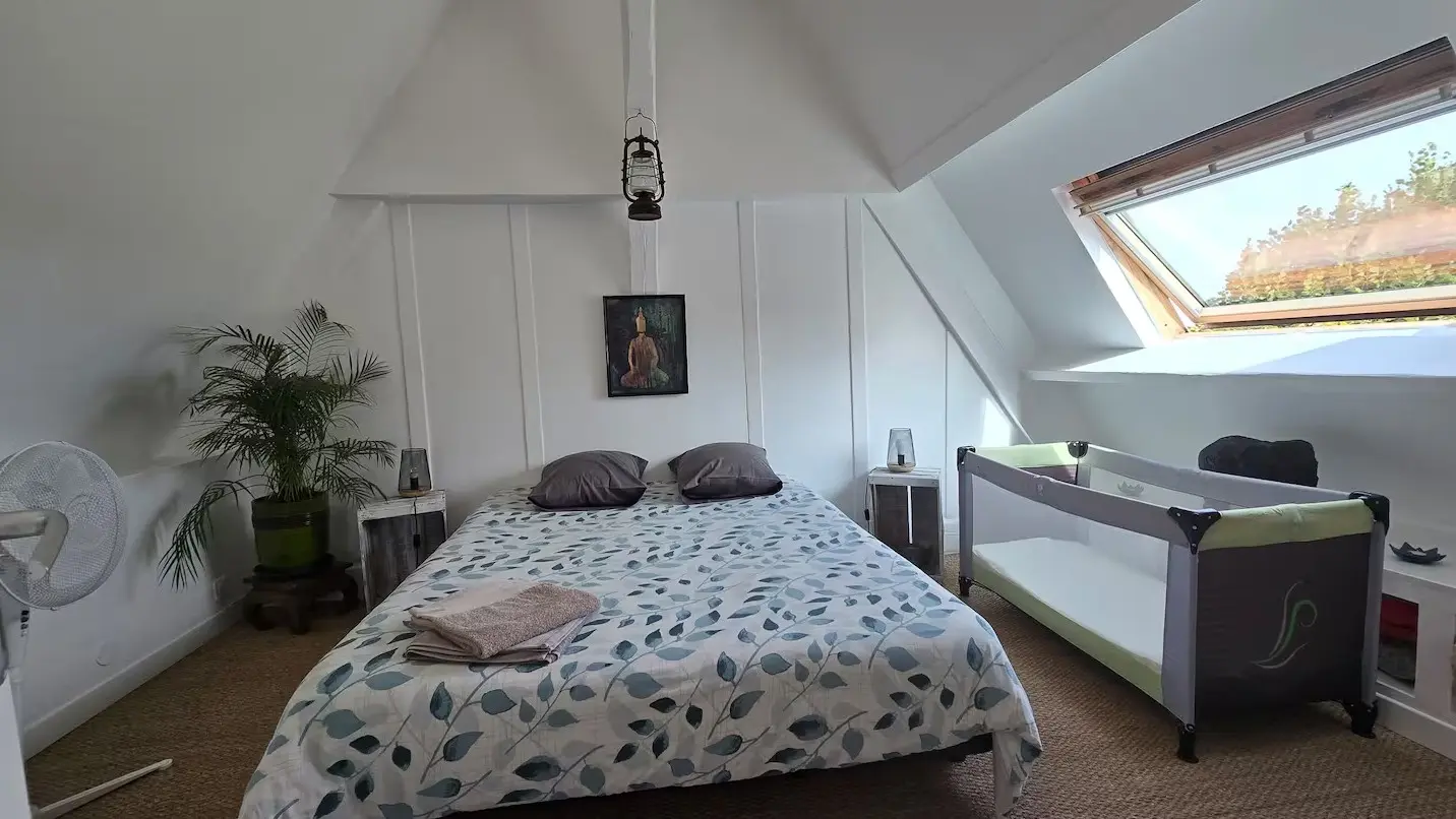 Le Cottage Belmontais - Beaumont-sur-Sarthe - chambre avec lit bébé