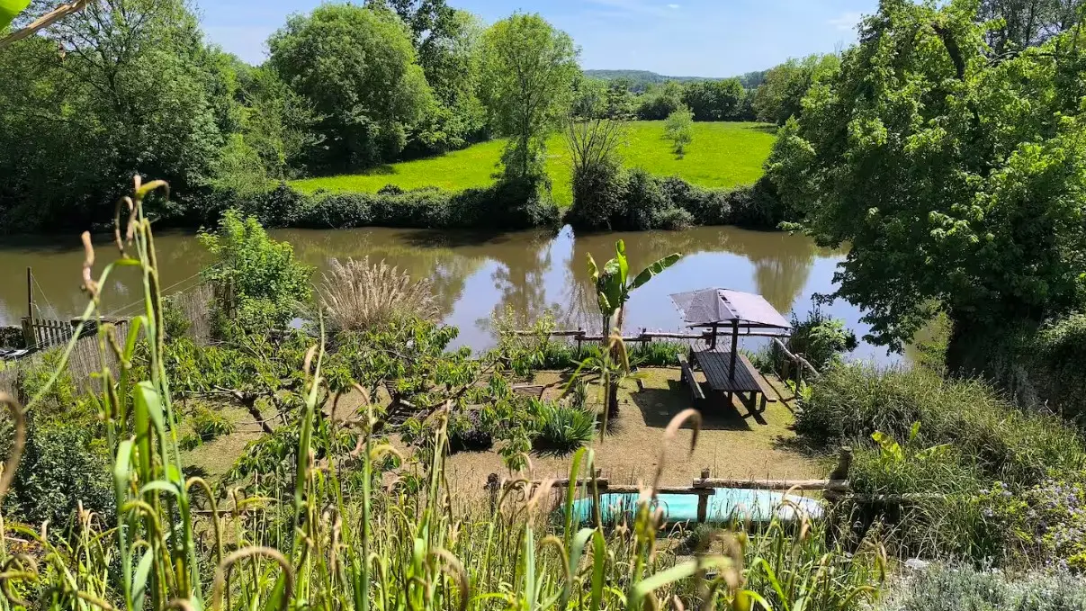 Le Cottage Belmontais - Beaumont-sur-Sarthe - jardin au bord de la rivière