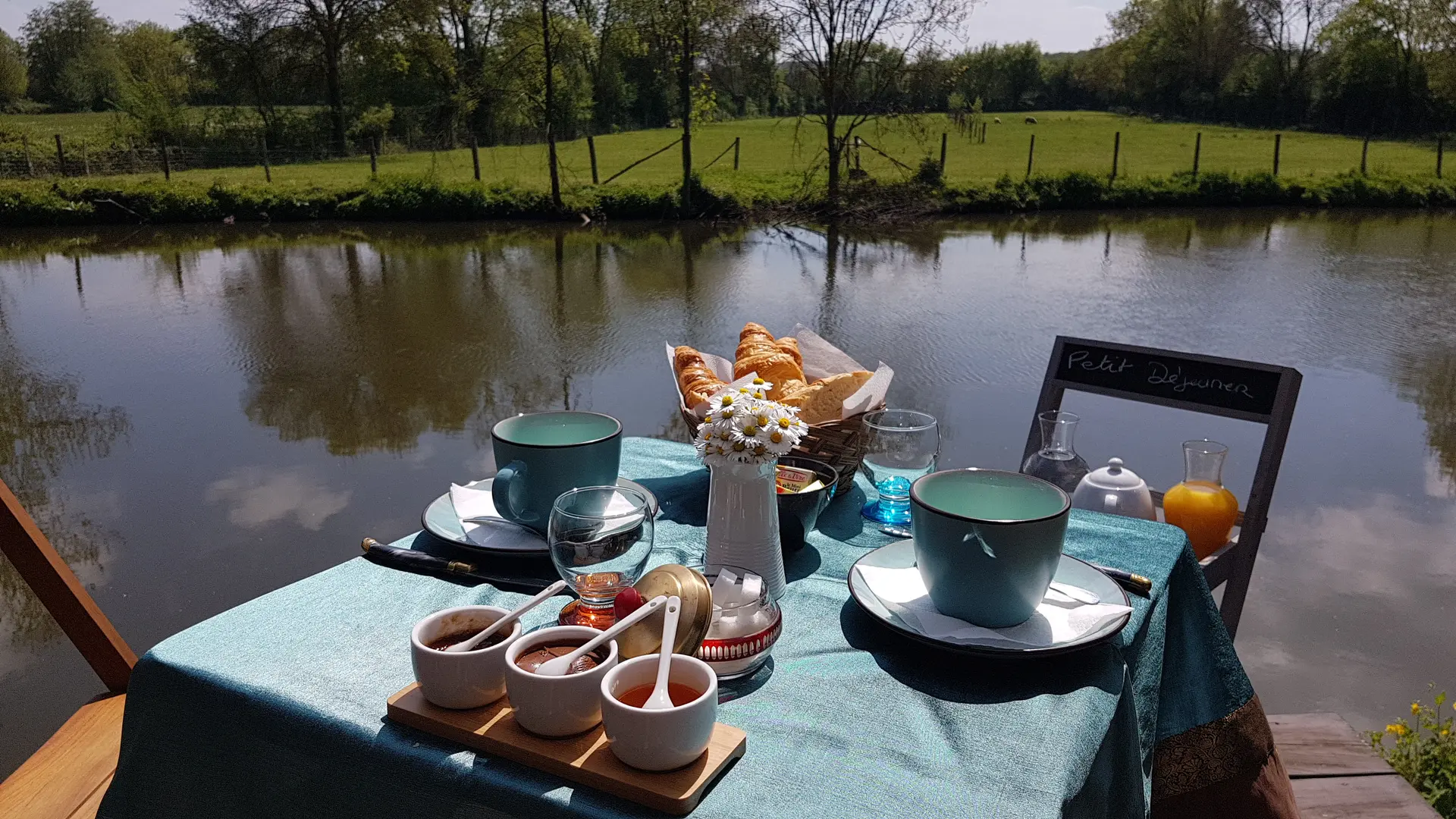 Le Cottage Belmontais - Beaumont-sur-Sarthe - petit déjeuner en bord de rivière