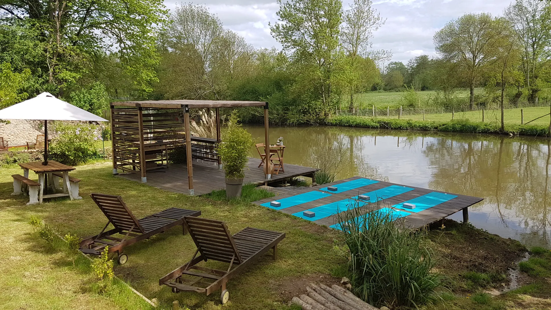 Le Cottage Belmontais - Beaumont-sur-Sarthe - terrasse en bord de rivière