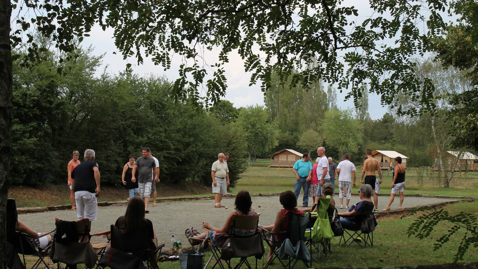 Partie de pétanque sur l'un des boulodromes du Domaine