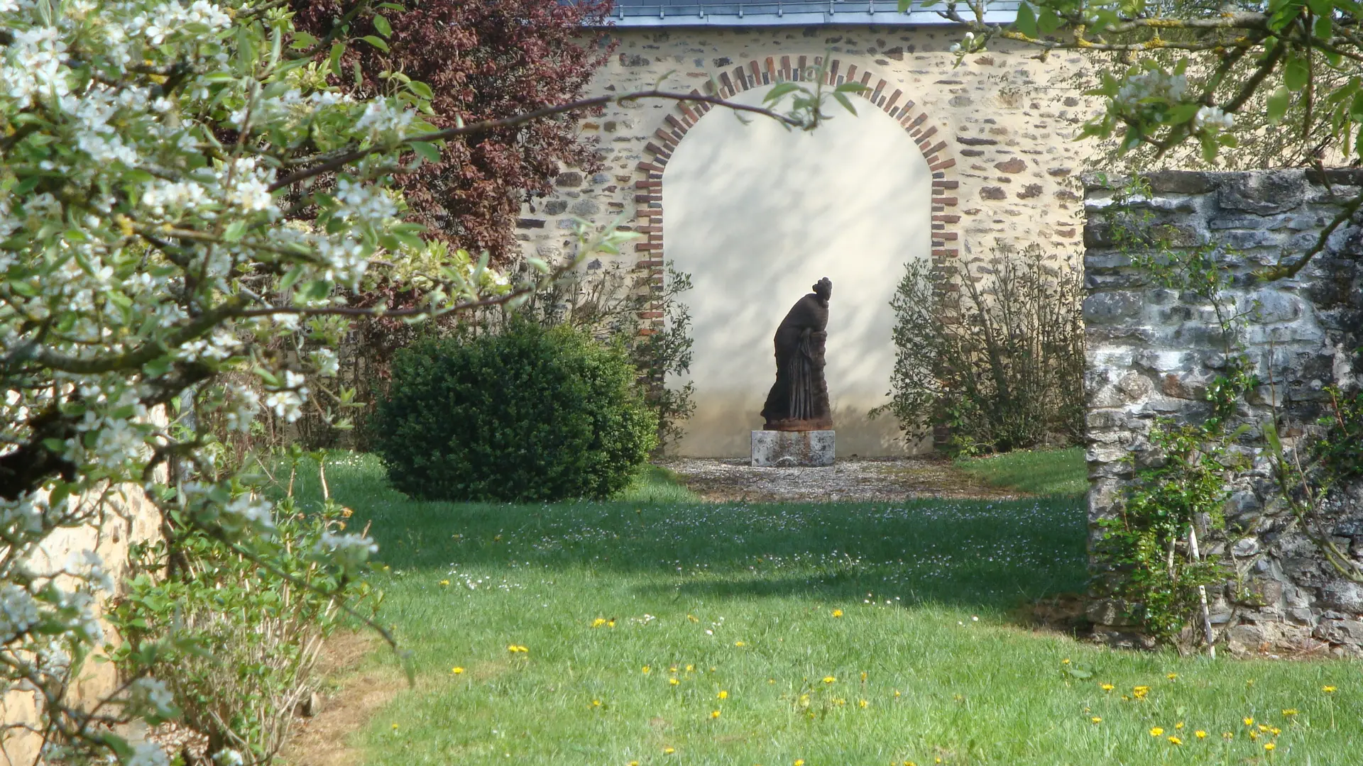 Allee et statue jardin