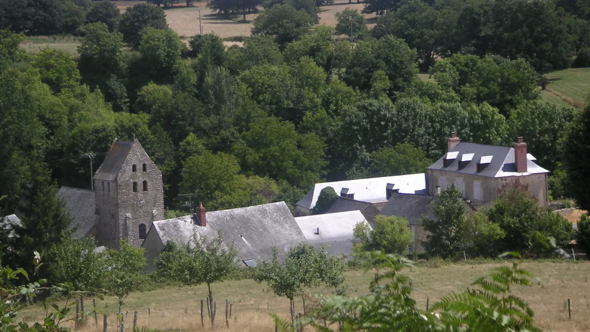 Le bourg de St-Pierre-sur-Erve depuis le site de la colline St-Sylvain