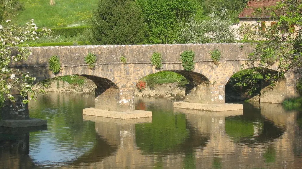 Pont piéton des XIIe-XIIIe siècles