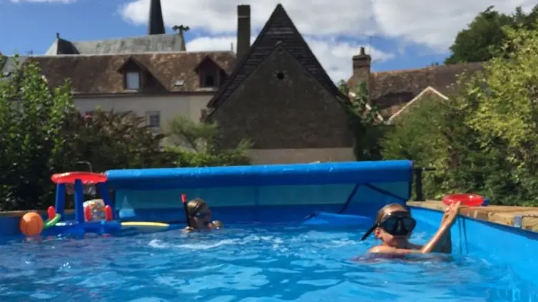 piscine avec vue sur les bâtiments du gîte