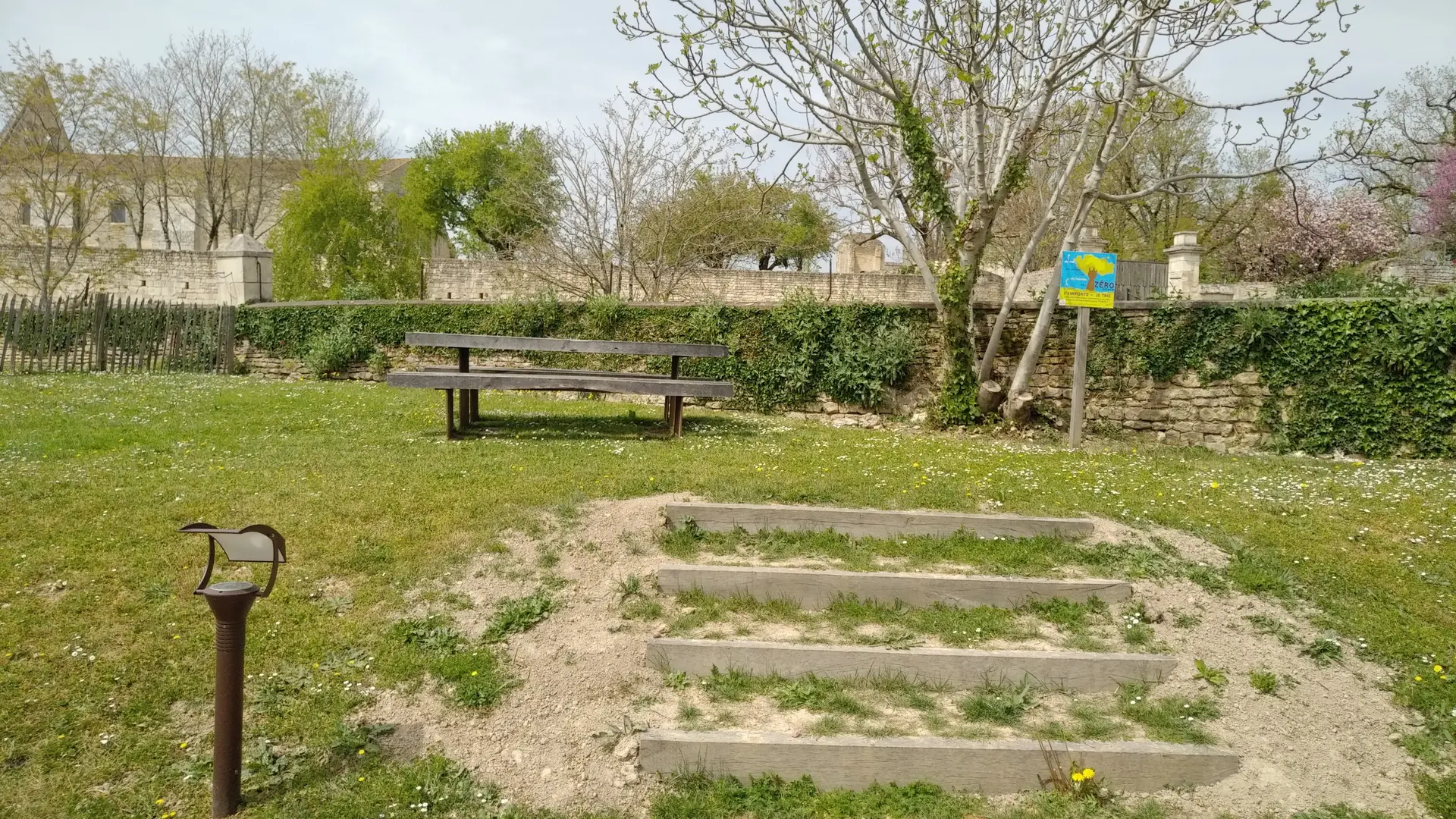 Aire de pique-nique à côté de l'abbaye