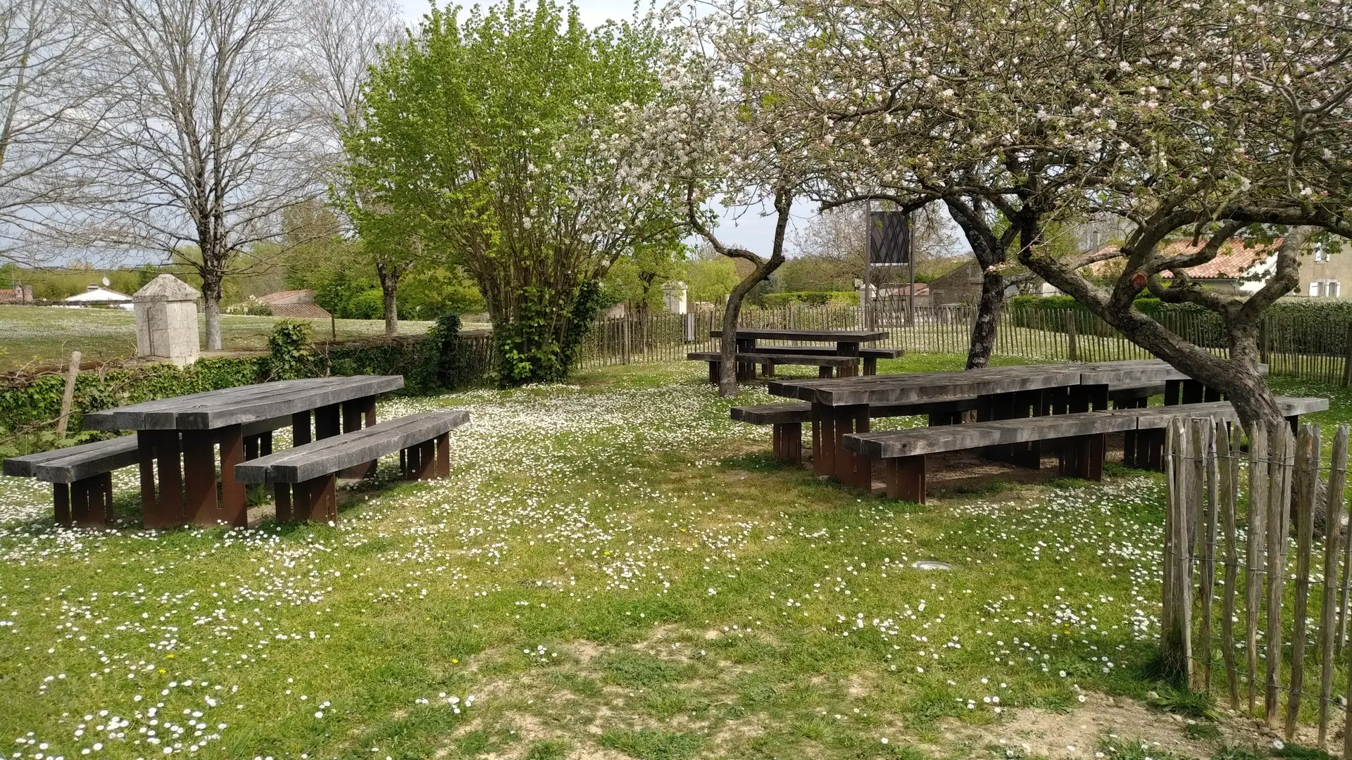 Aire de pique-nique à côté de l'abbaye