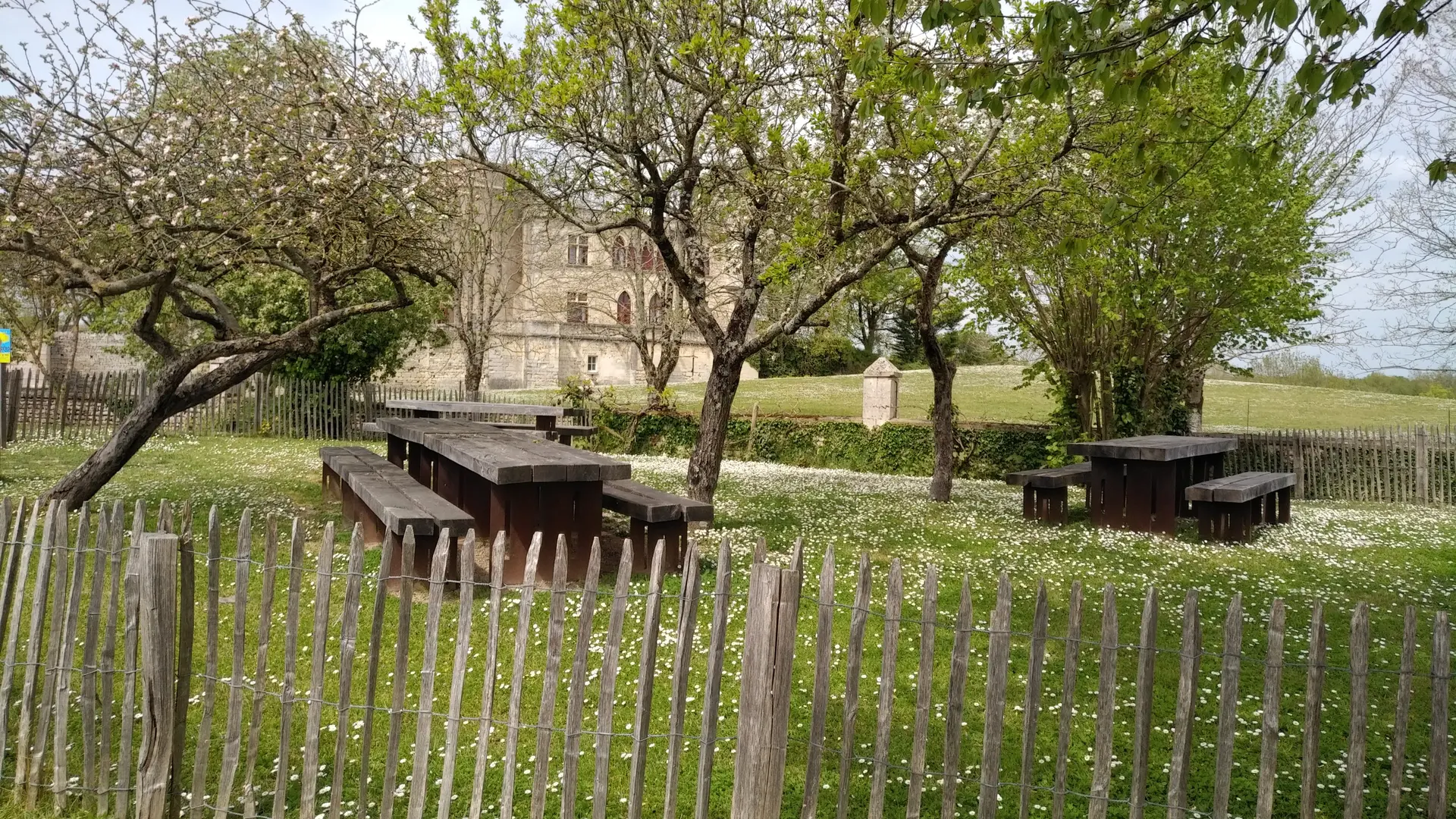 Aire de pique-nique à côté de l'abbaye