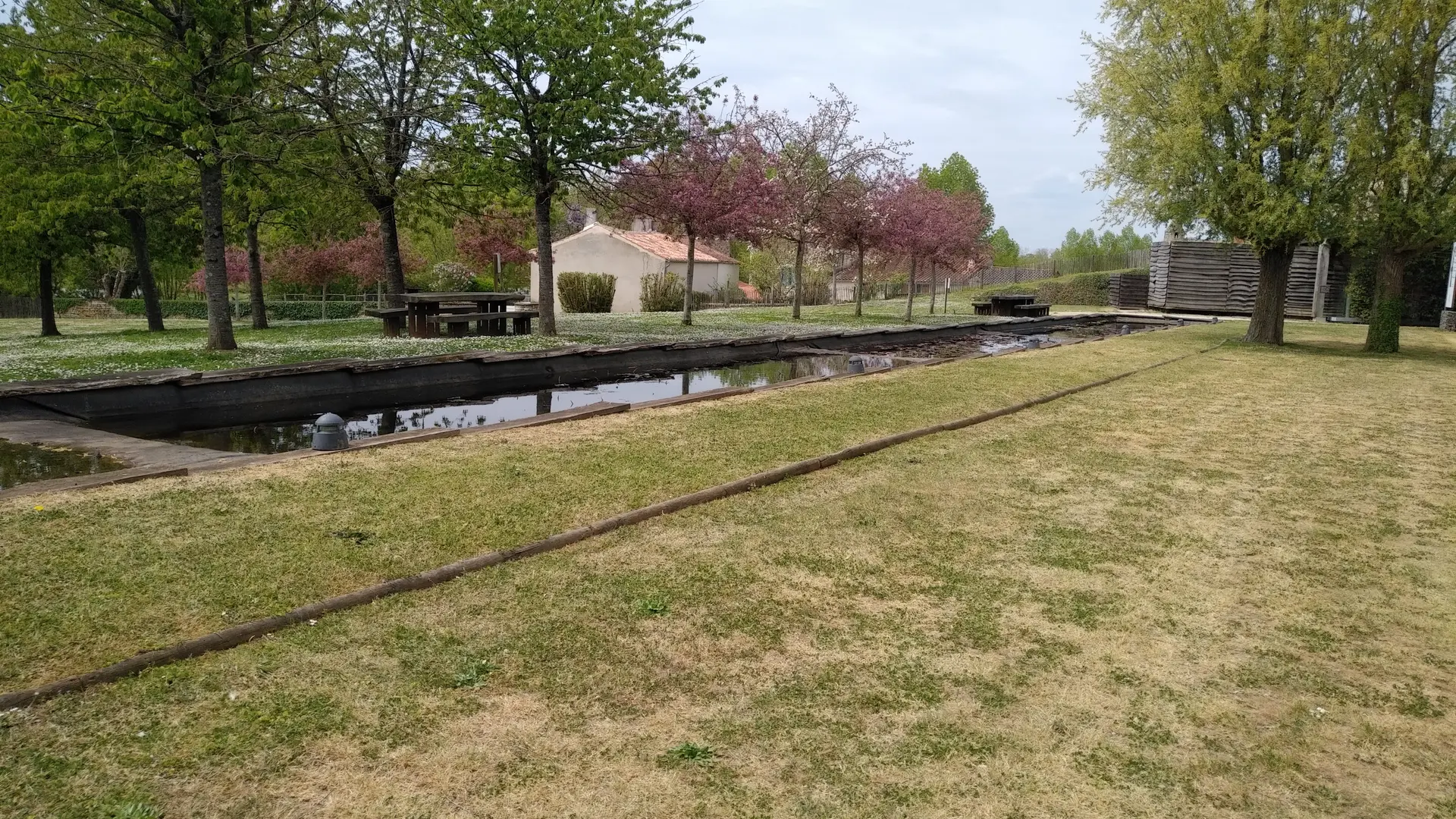 Aire de pique-nique à côté de l'abbaye