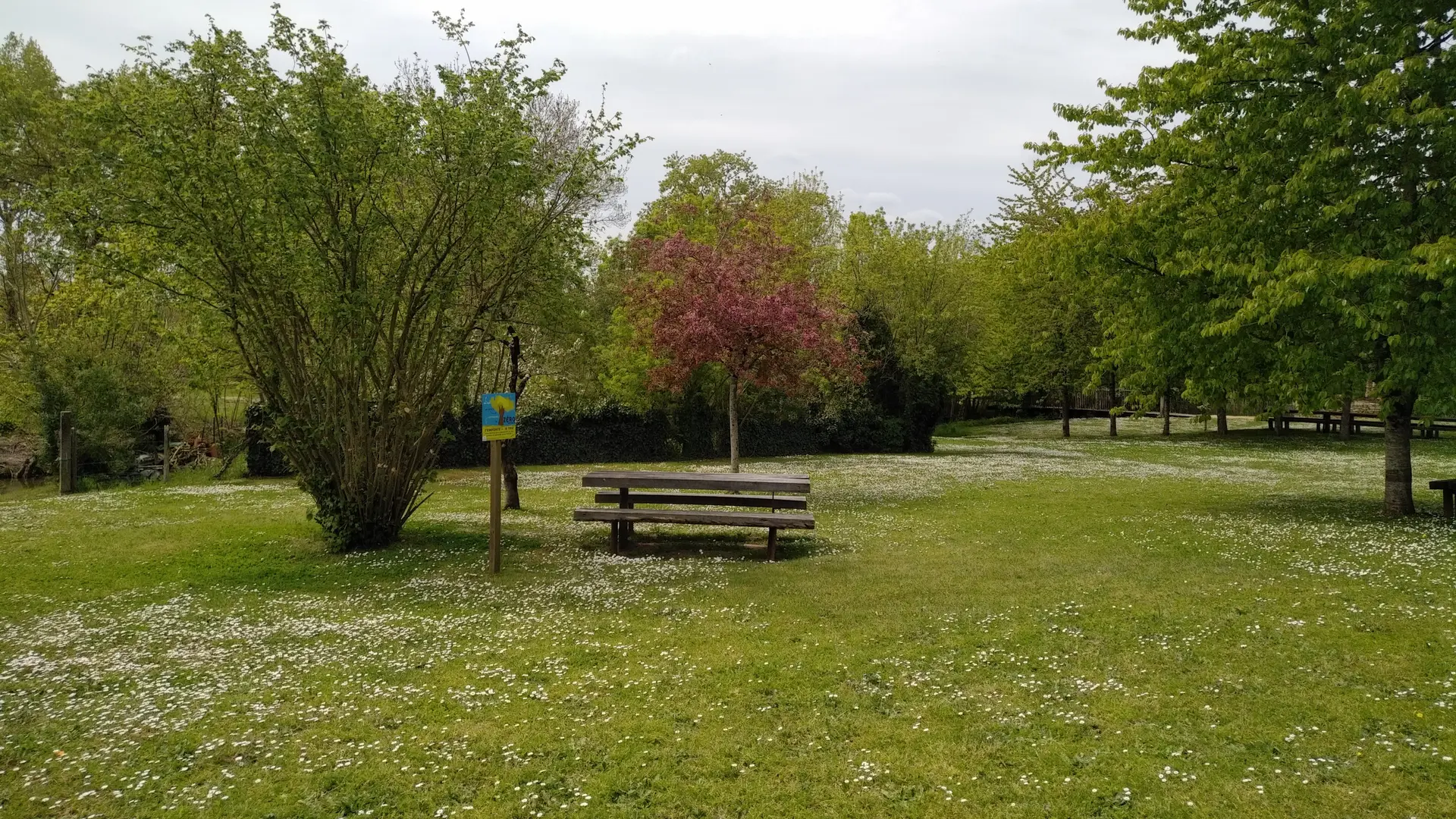 Aire de pique-nique à côté de l'abbaye