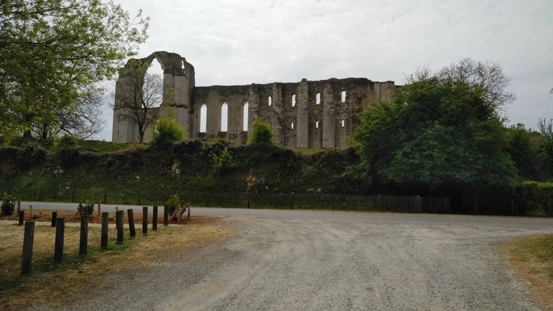 Aire de pique-nique à côté de l'abbaye