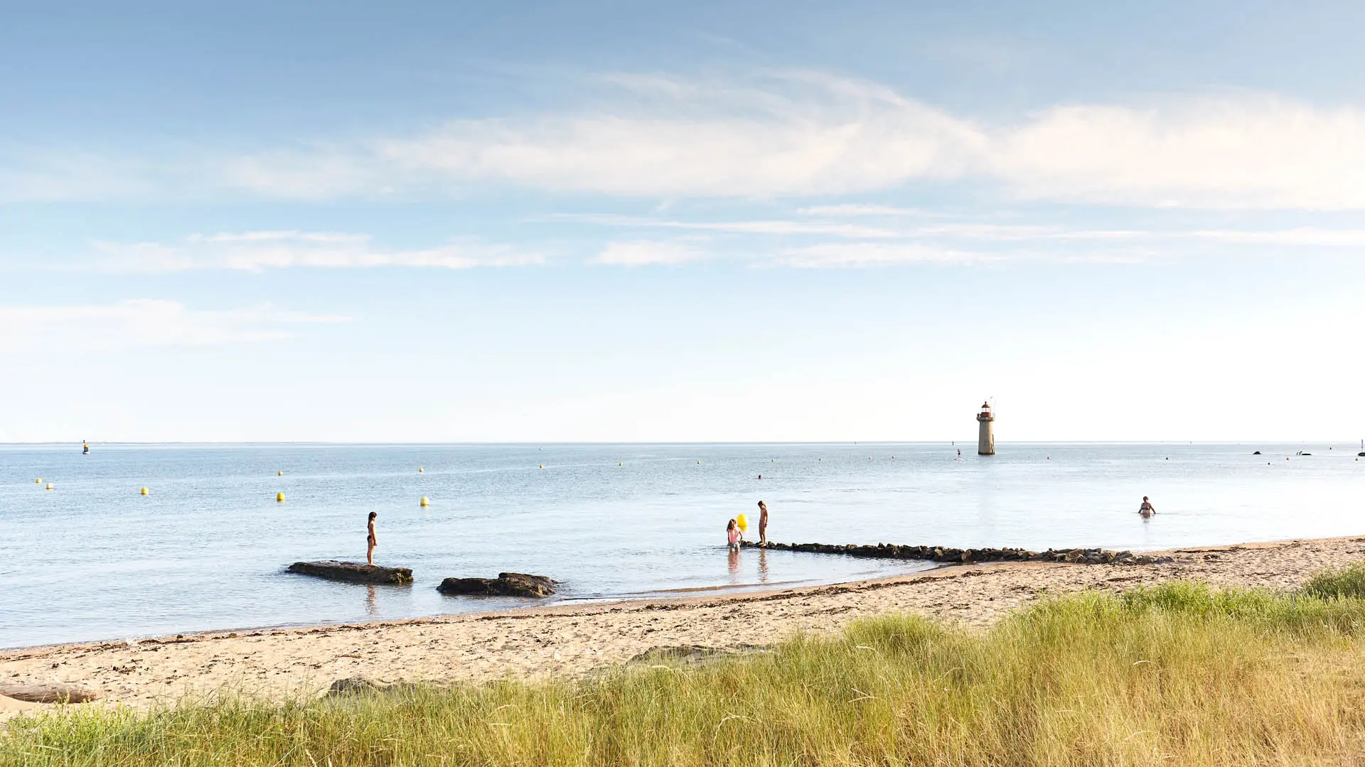 La plage de Villes Martin et son phare à Saint-Nazaire