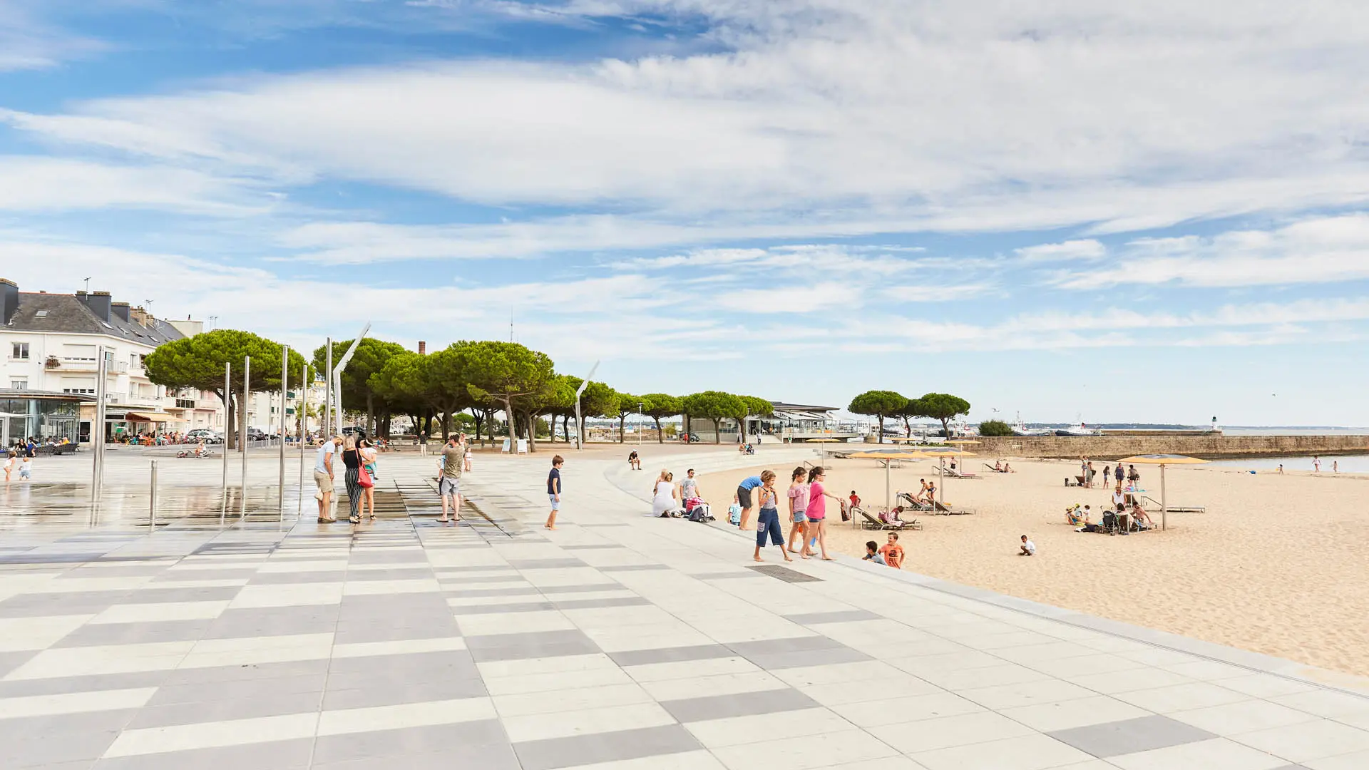 La place du commando et ses jeux d'eau sur la Grande Plage de Saint-Nazaire