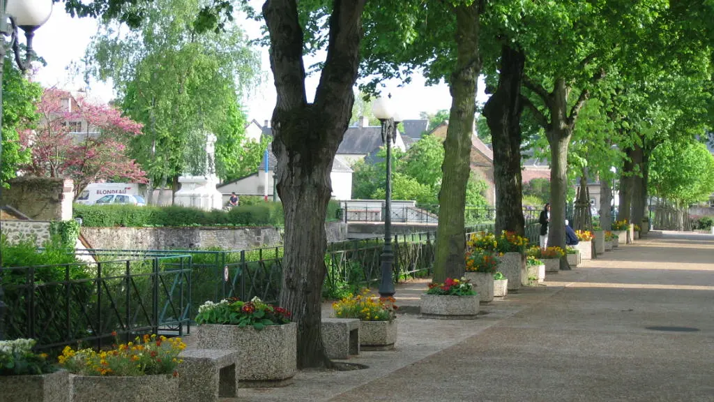 St Calais quais printaniers