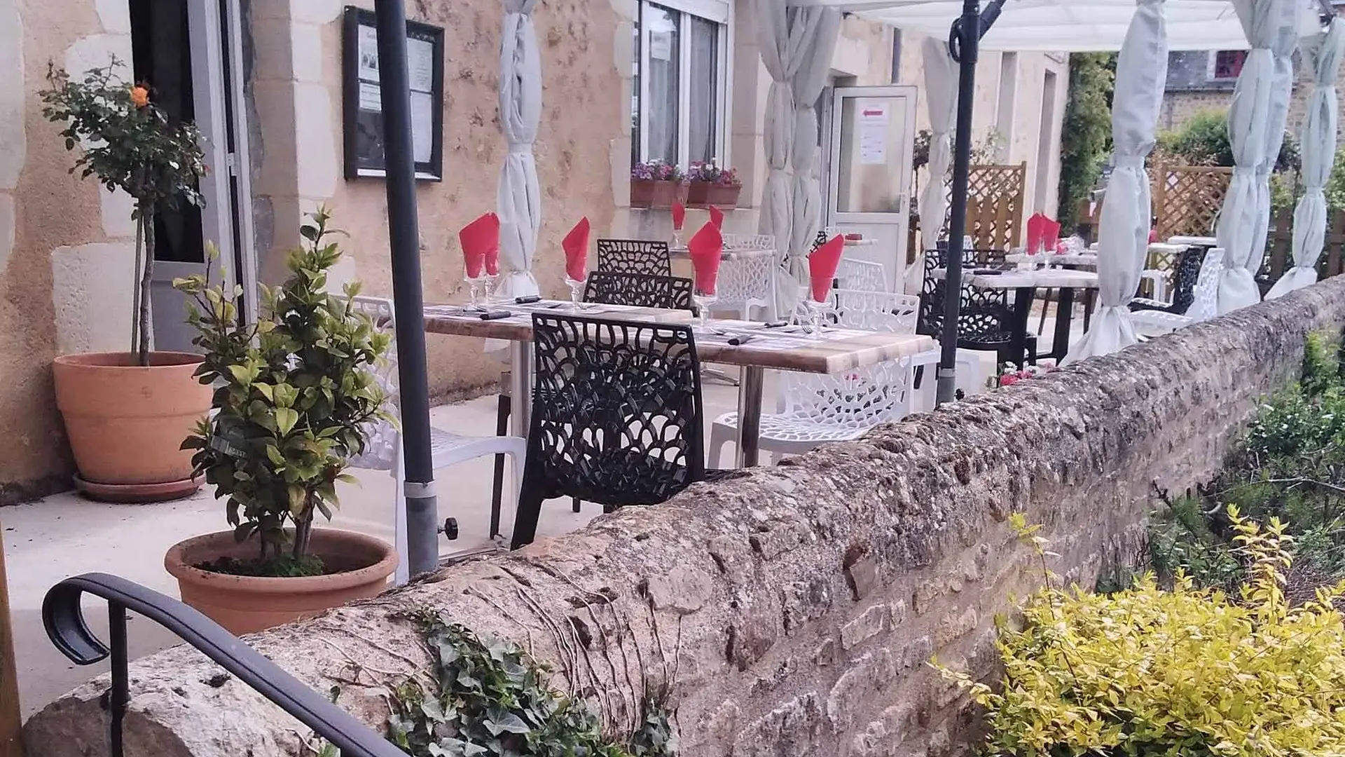 Terrasse-La-Place-Chevillé