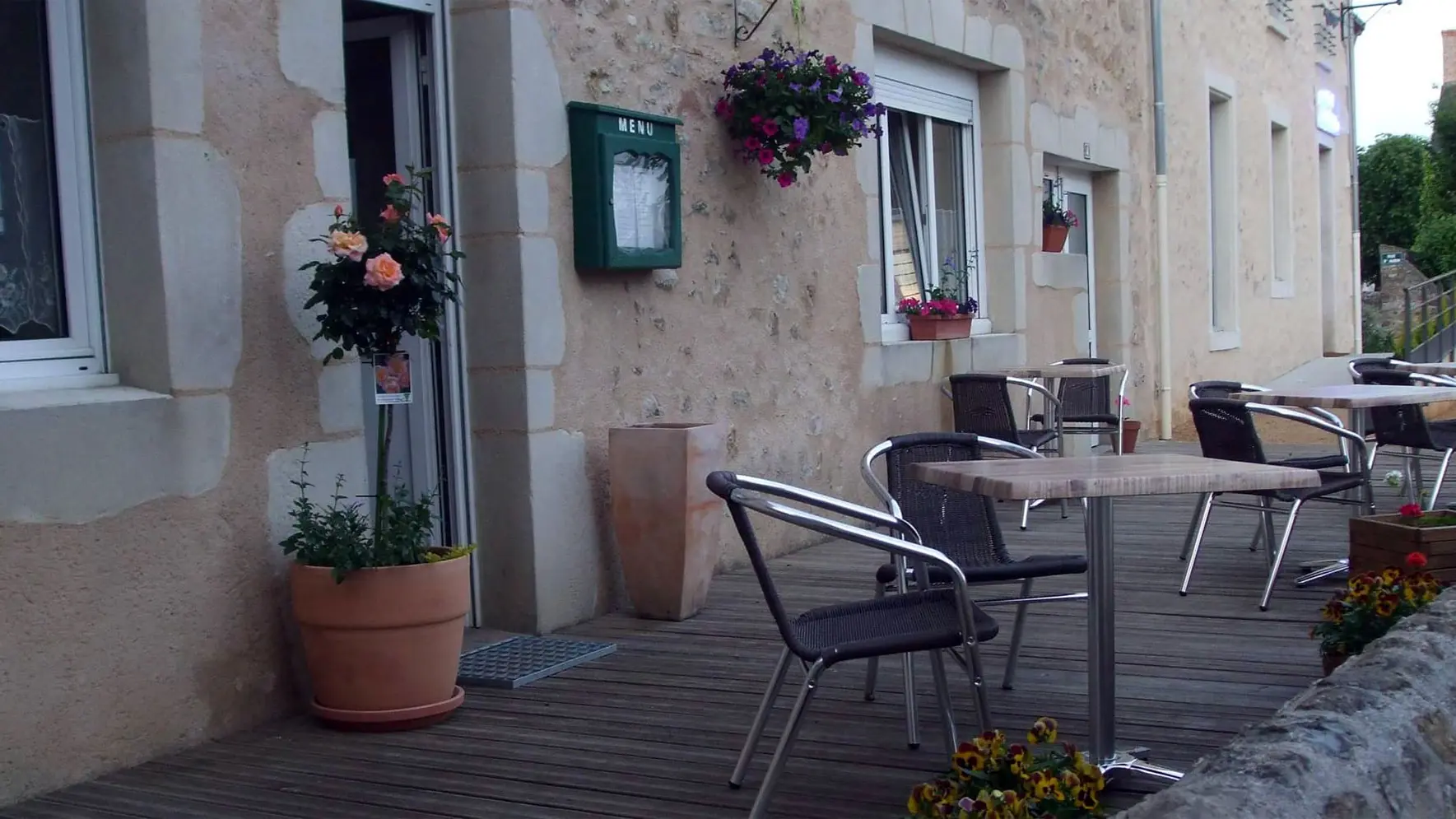 Terrasse-2-La-Place-Chevillé