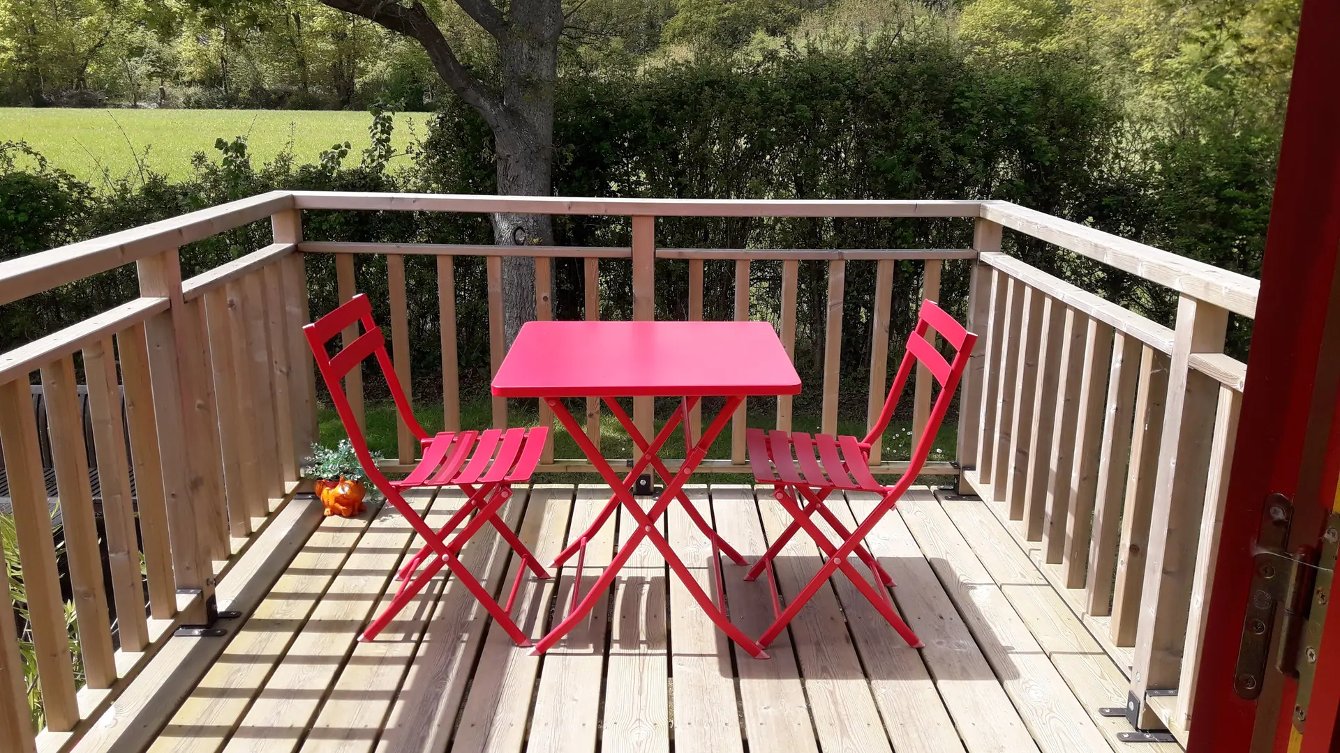 Terrasse surelevée de la Roulotte