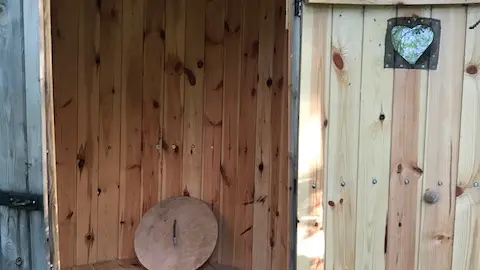 Tipi Hip Hourra - hébergement insolite à Sougé-le-Ganelon - toilettes sèches