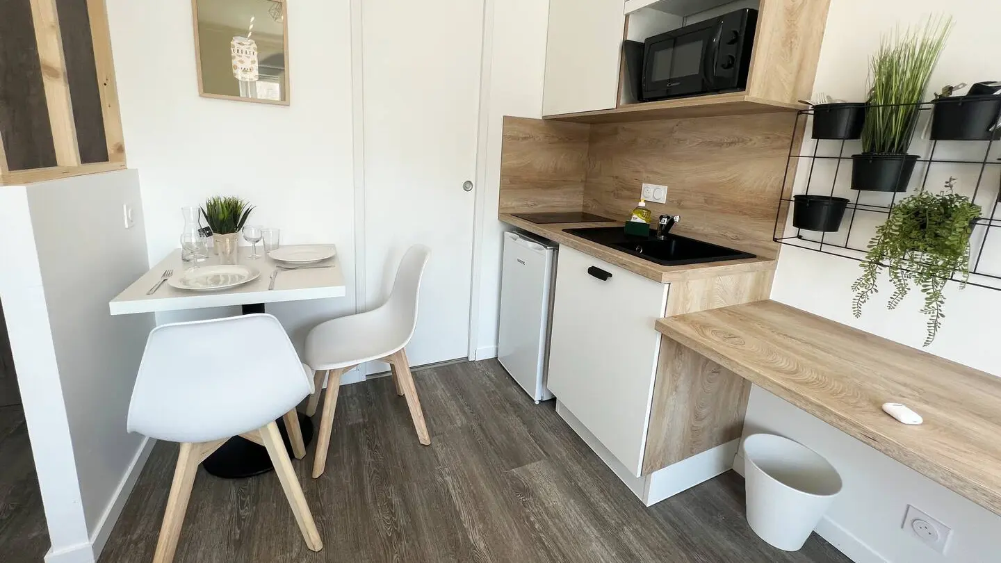 VUE DE LA KITCHENETTE ET DU BUREAU COIN REPAS - STUDIO KIWI