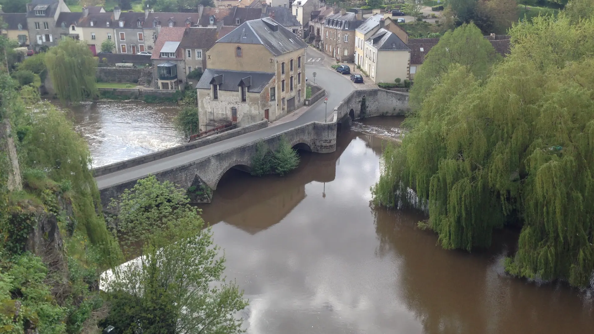 Vue du parc du chateau à Fresnay-sur-Sarthe dans les Alpes Mancelles