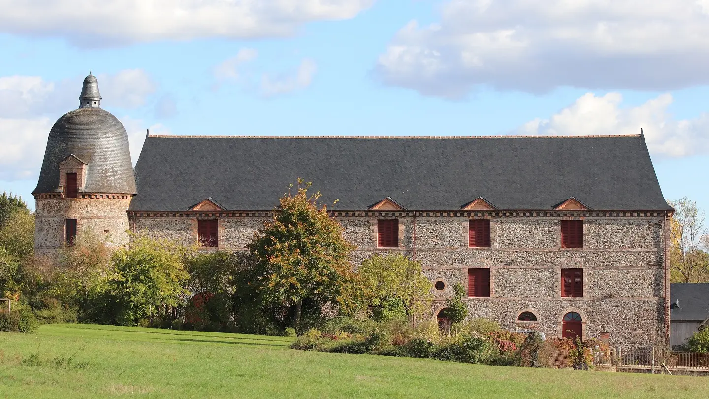 grand bâtiment des servitudes avec son colombier