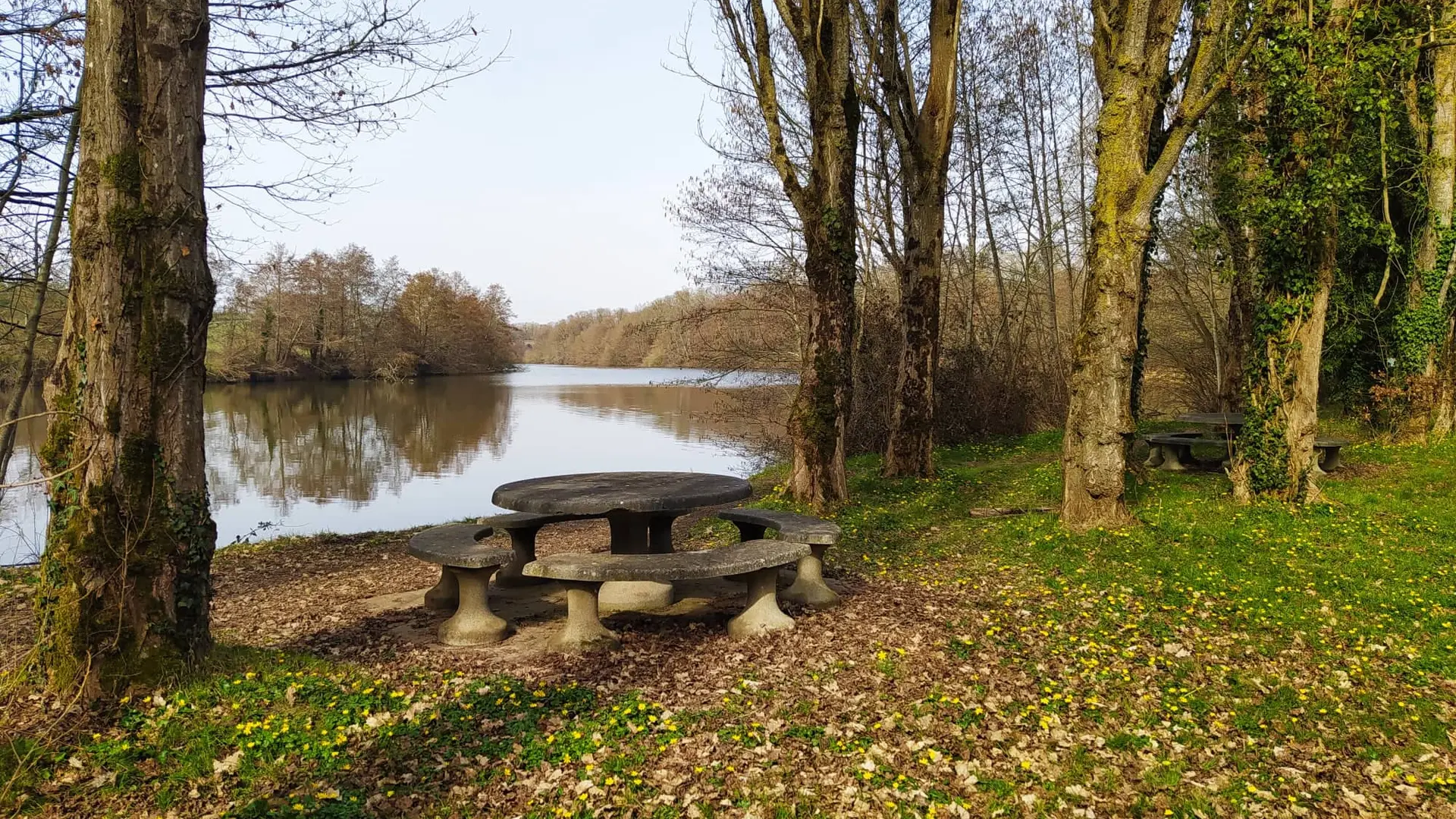 aire-de-pique-nique-la-monnerie-saint-loup-du-gast-53-loi-1