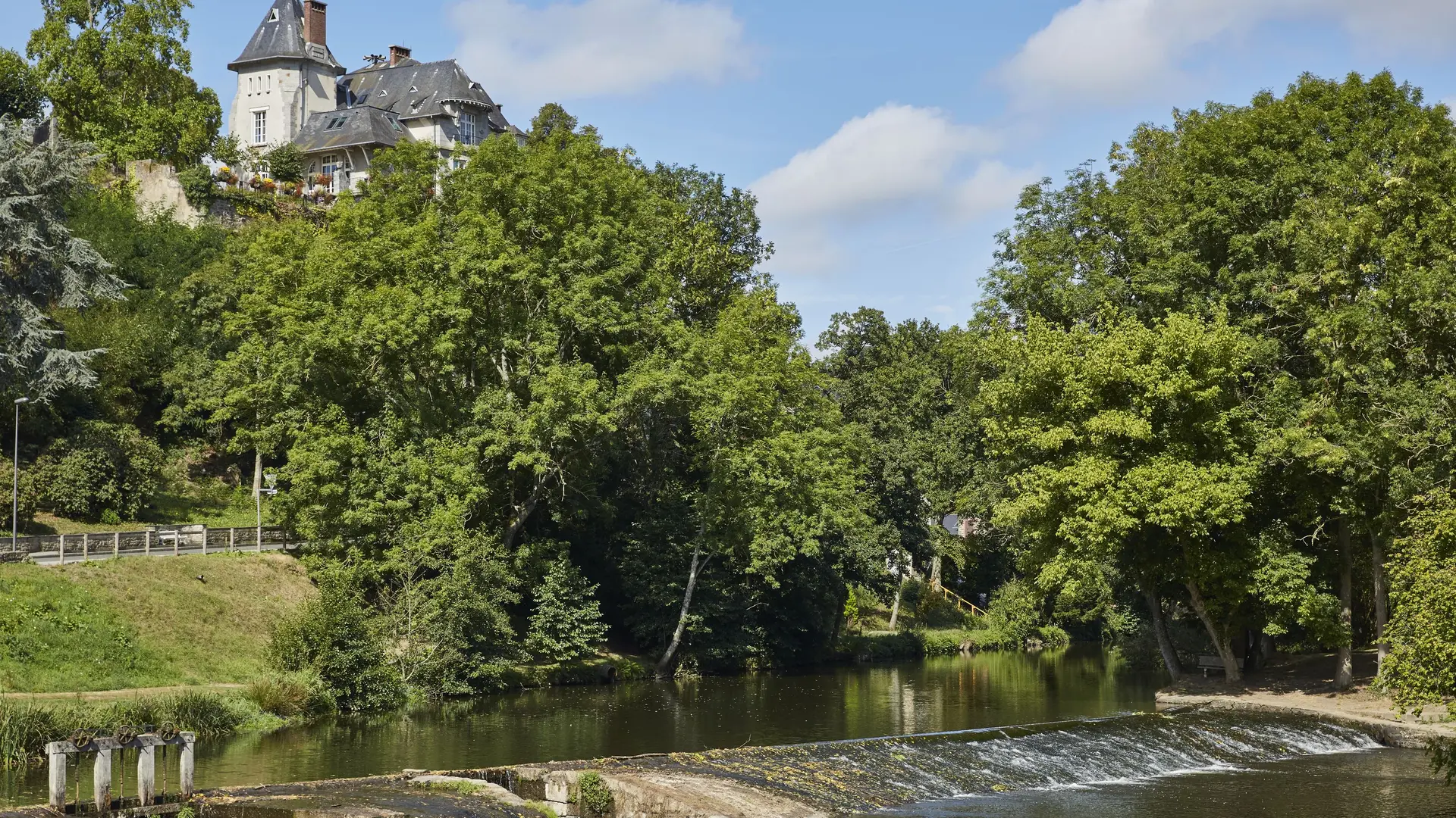 ambrieres les vallees village fleurissement 53-cp prisma (1)