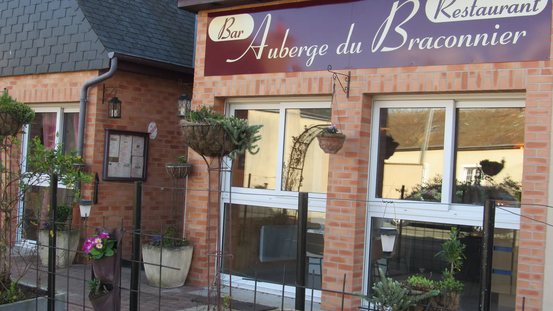 Auberge du Braconnier - Devanture du restaurant