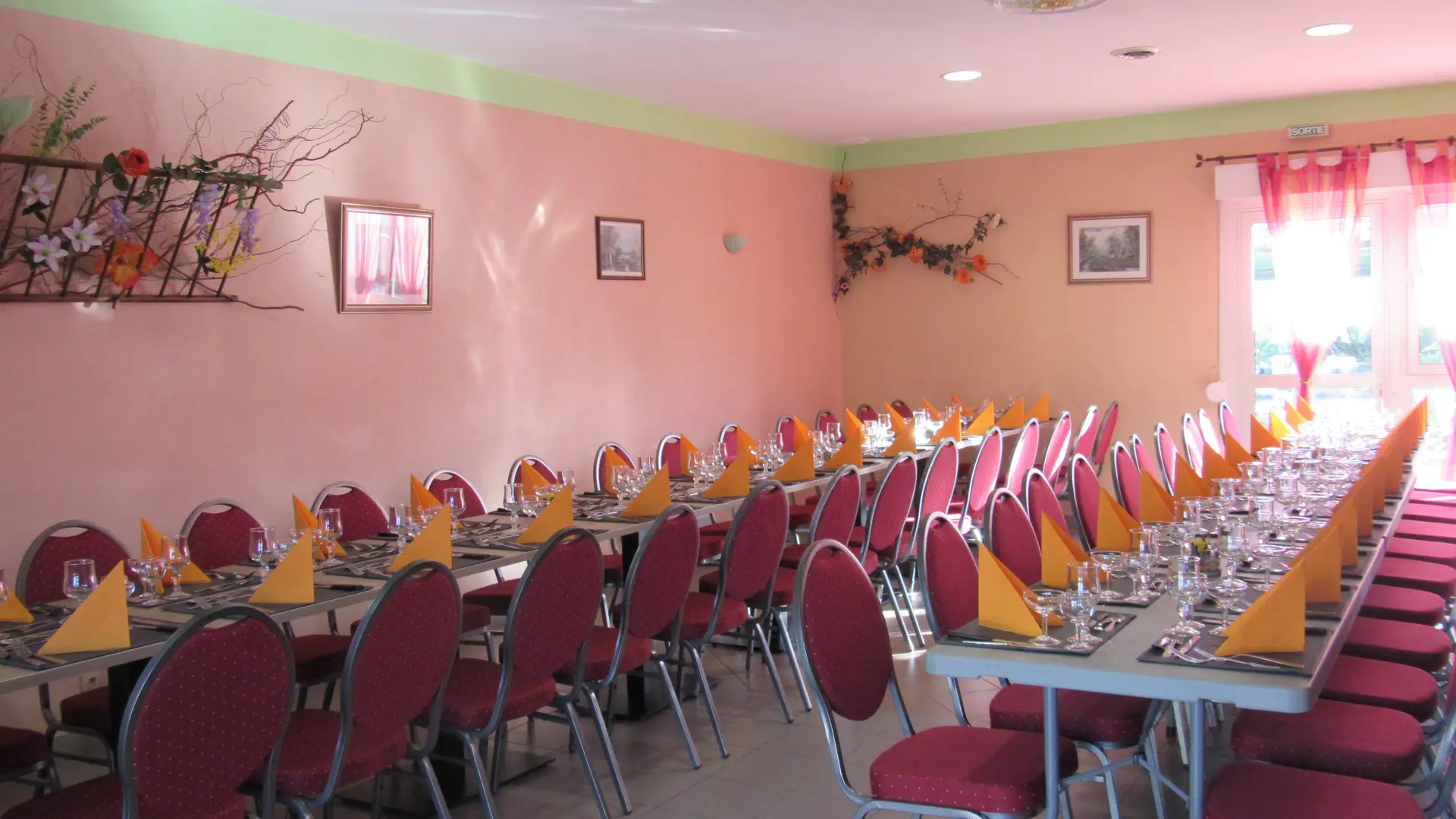 Auberge du Braconnier - banquet dans la grande salle